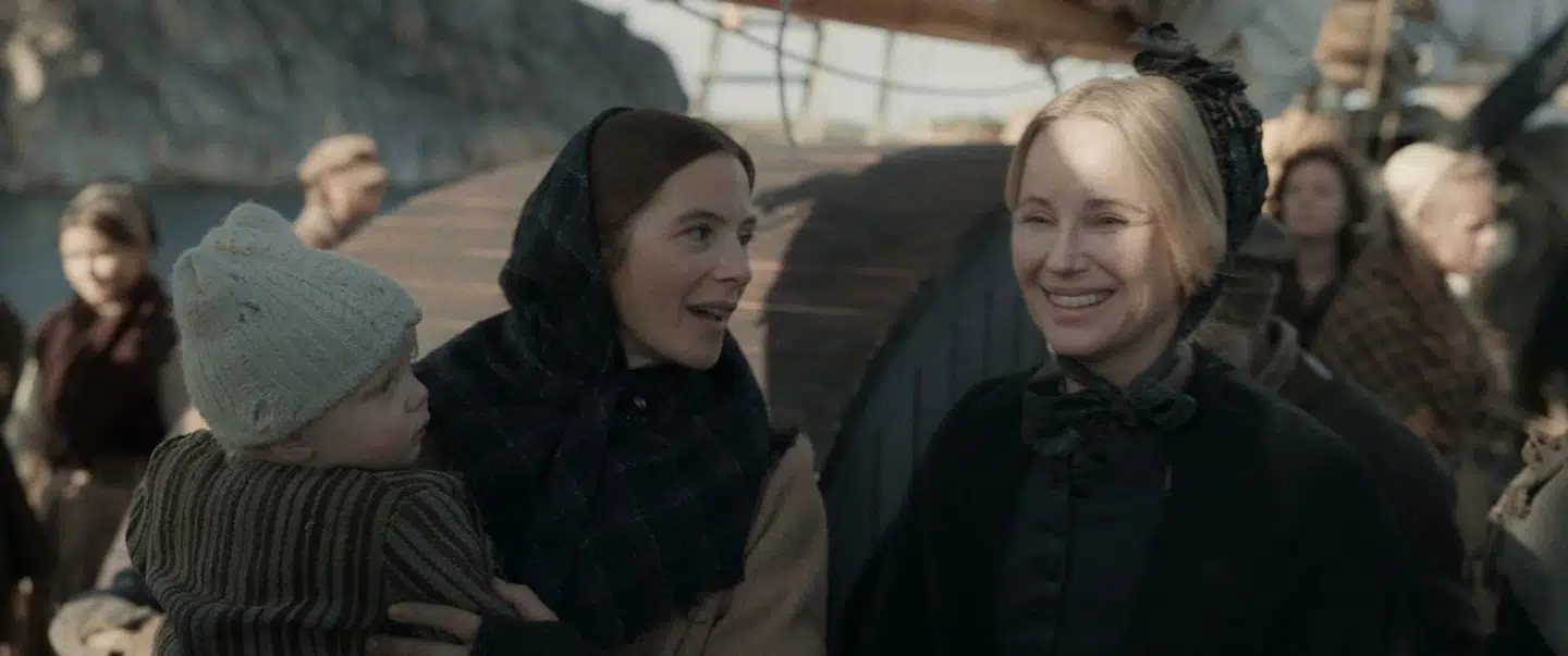 Sofia Helin (th) er ret fornøjelig som den utroligt fordømmende præstefrue Judit.