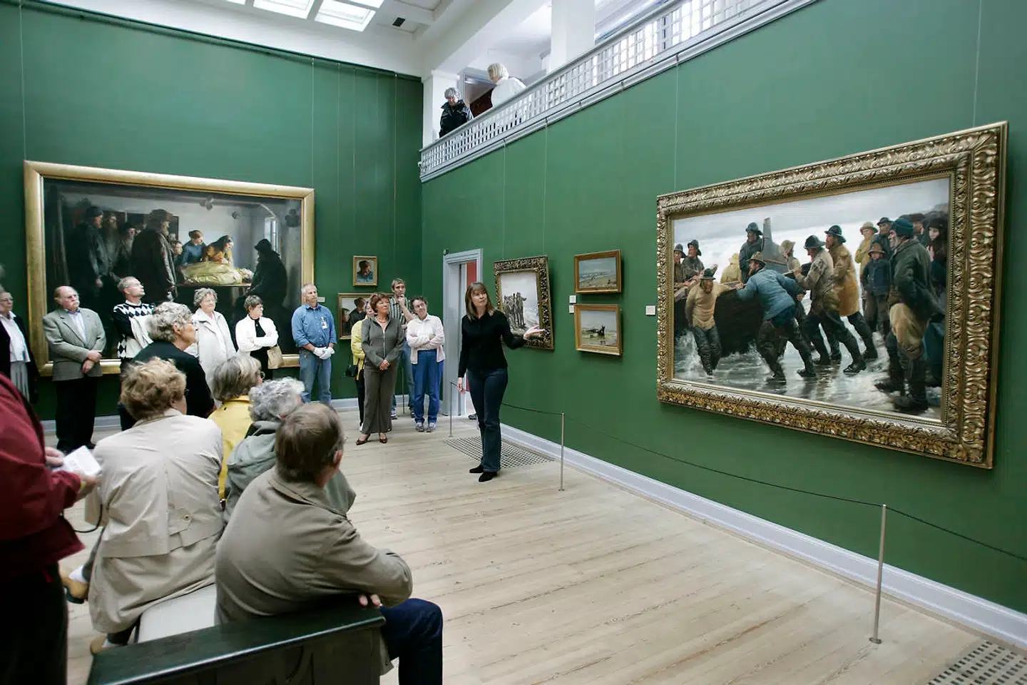 »Jeg gik ind i det første udstillingslokale, hvor der var et par billeder af franske impressionister, og ikke nok med det: der var en wikipediaagtig tekst på dansk og engelsk (af hensyn til de tyske turister) om den franske impressionisme,« skriver Hans Hauge.