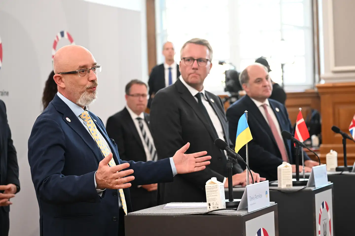 Repræsentanter for 26 nationer deltog på donorkonference torsdag i København, herunder forsvarsministrene fra Ukraine, Oleksii Reznikov, Morten Bødskov og Storbritanniens Ben Wallace.