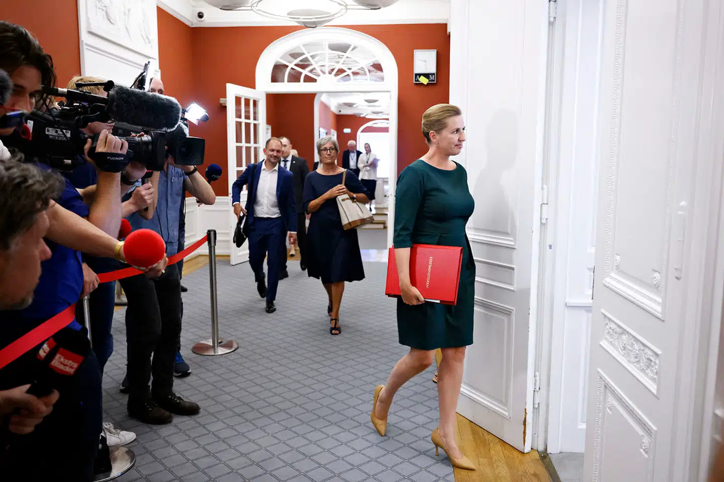 Medarbejder- og Kompetencestyrelsen kan endnu ikke løfte sløret for, hvornår den er færdig med at rådgive regeringen om det videre forløb for de ti implicerede – og hårdt kritiserede – topembedsmænd i minksagen.