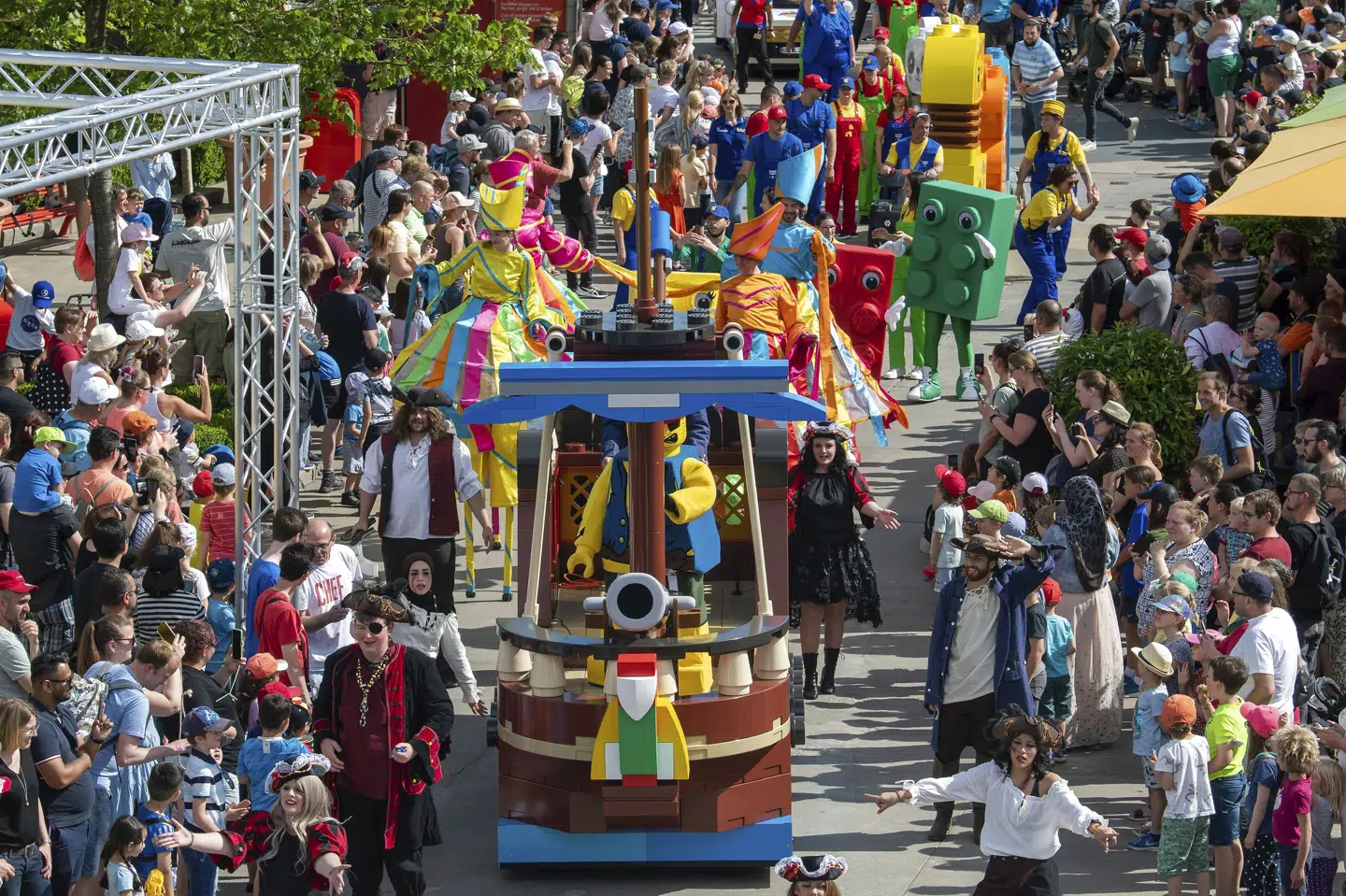 Forlystelsesparken Legoland i Günzburg i det sydlige Tyskland fra 21. maj i år. Torsdag stødte to vognsæt sammen i en rutsjebane. En række personer fik blå mærker og hudafskrabninger, men der er ingen meldinger om svære skader. Stefan Puchner/Ritzau Scanpix