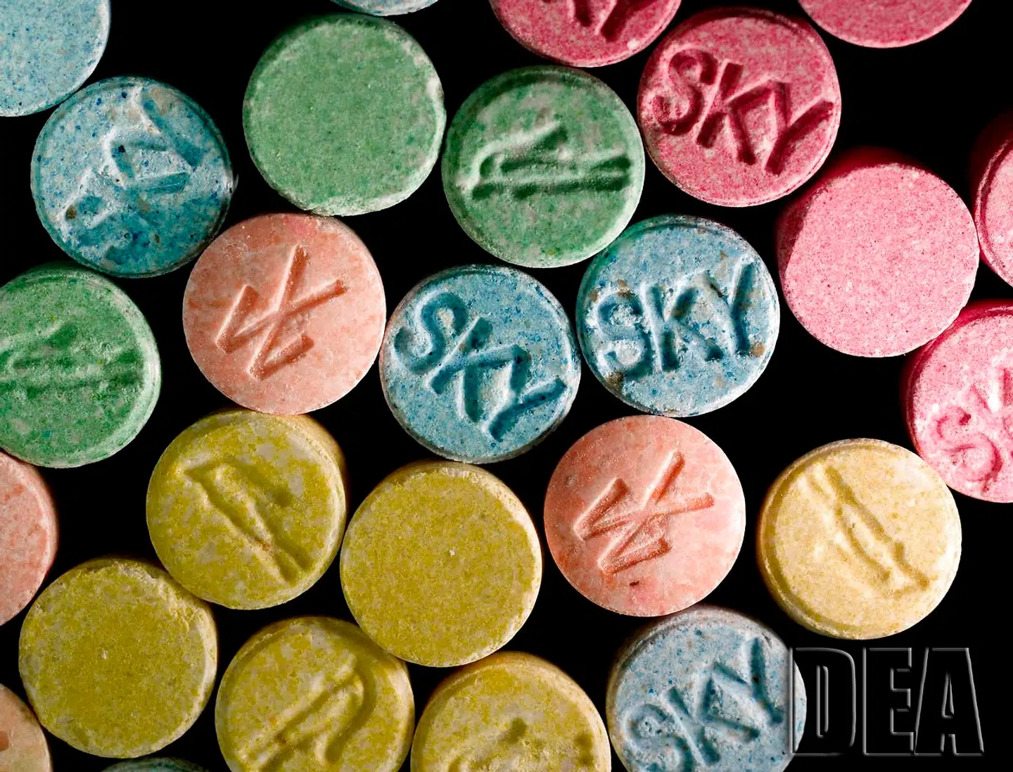 »Det kan da også være farligt, hvis man indtager ukontrollerede store doser. Men givet som en del af moderne PAP-terapi (psychedelic assisted psycotherapy) har MDMA vist imponerende gode resultater ved forsøgsbehandling,« skriver Torben Steno.