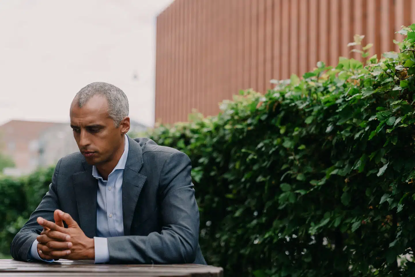 Mattias Tesfaye vil i den kommende bandepakke sætte hårdt mod hårdt, men også gøre det sværere for banderne at rekruttere unge medlemmer.