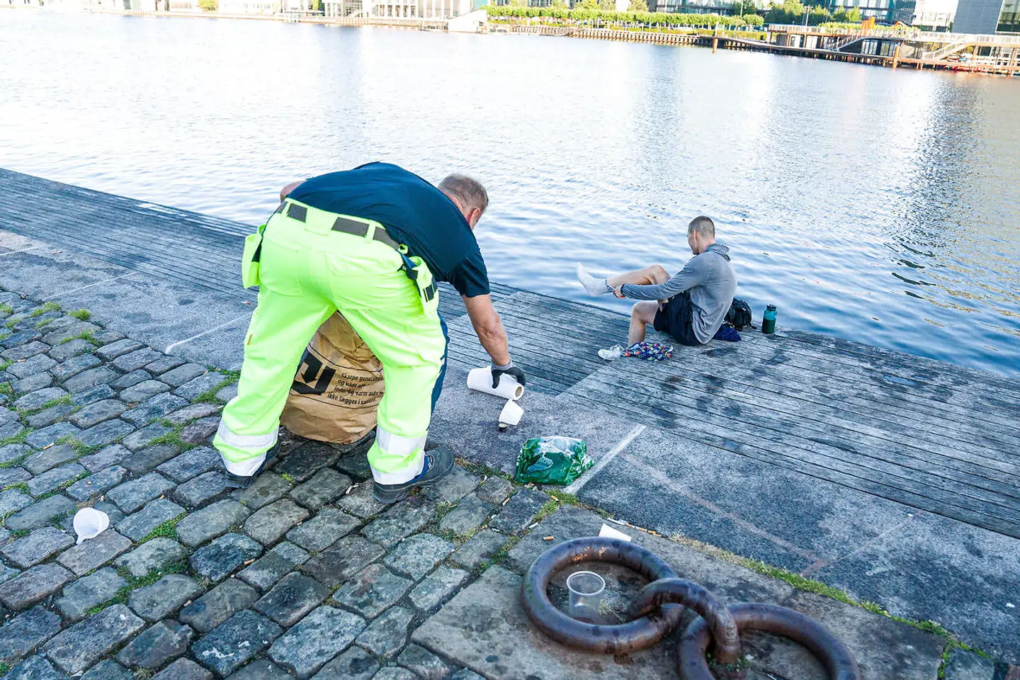 I årevis har københavnere klaget over skrald i gaderne. Særligt om sommeren, når folk samles udendørs, efterlades både plastikkrus og mademballage. Det kan et fremtidigt pantsystem muligvis gøre op med, mener byens overborgmester.
