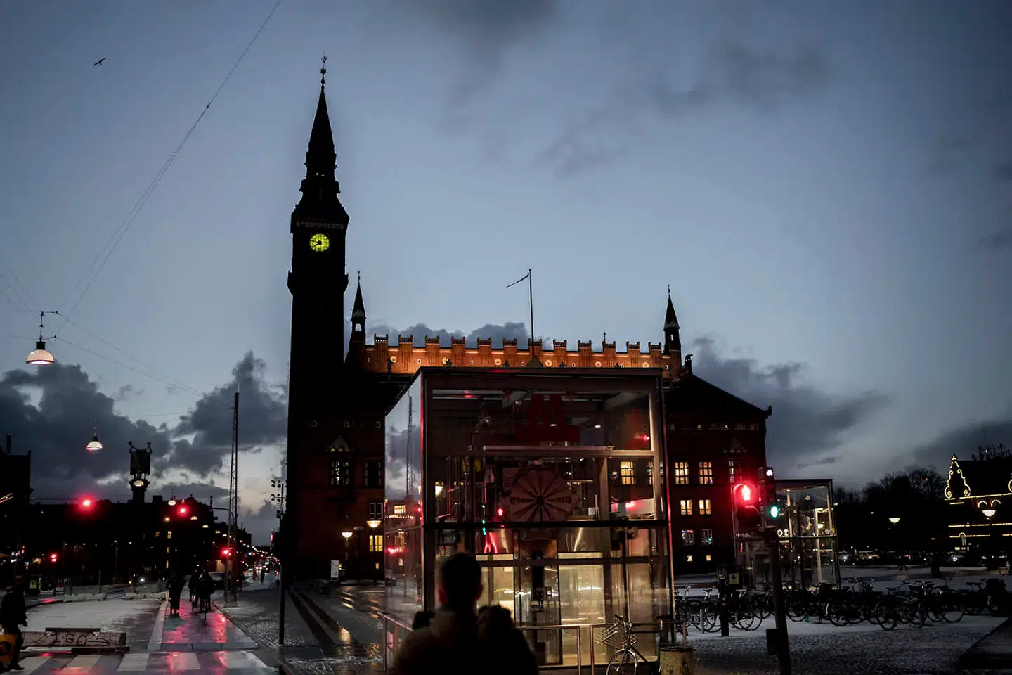 Københavns Kommune har tilsyneladende forsøgt at omgå reglerne for udbud, når de har bevilget penge til organisationen Normstormerne. Nu vil politikere fra Radikale Venstre og Venstre have svar på, hvad der er sket i forvaltningen.