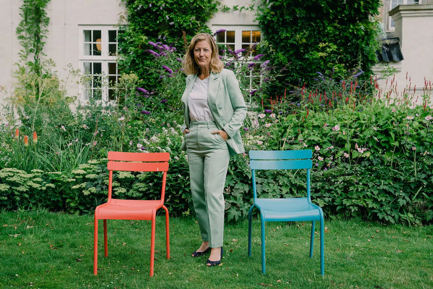 Hvor skal man stå? De Radikales leder Sofie Carsten Nielsen ønsker efter et valg en regering bestående af både røde og blå partier. Med en ny økonomisk plan kommer hun med endnu en »invitation« til de blå ledere. I første omgang er begejstringen i såvel rød som blå blok dog behersket.