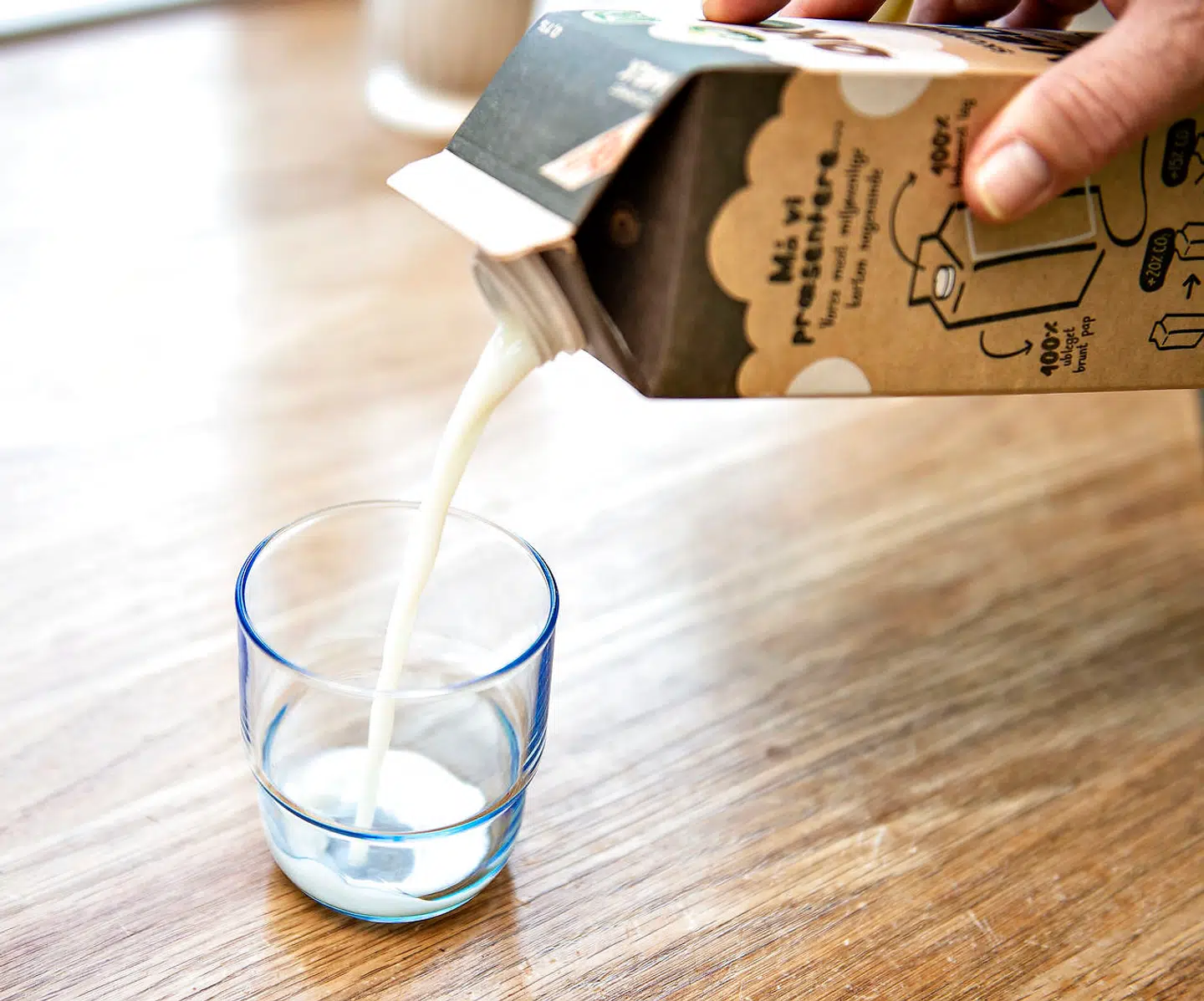 Det er dyrere end nogensinde at skænke sig et glas mælk fra de danske butikker. På verdensmarkedet er situationen en helt anden.