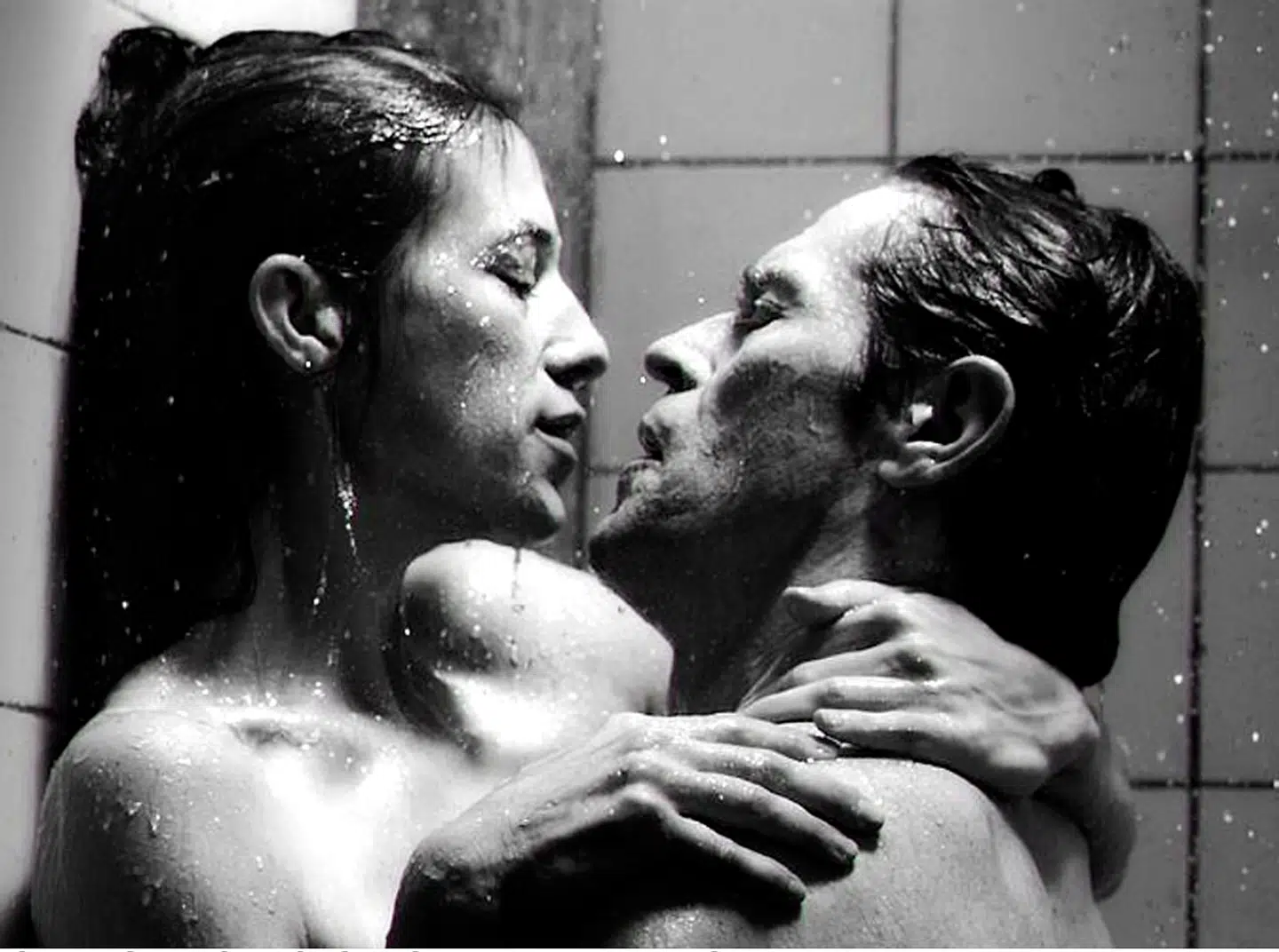 Willem Dafoe og Charlotte Gainsbourg i brusebad i Lars von Triers film »Antichrist« (2009), der blev udsendt i flere versioner for at tilgodese censuren i forskellige lande.