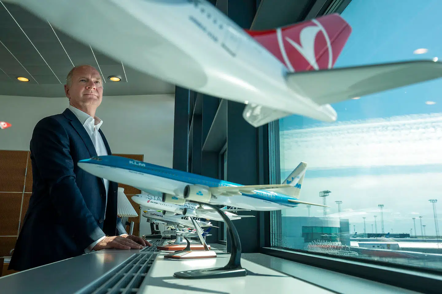 Thomas Woldbye, topchef i Københavns Lufthavn, erkender, at det ikke ser pænt ud, at der står stakkevis af kufferter i ankomsthallerne i lufthavnen. Arkivfoto: Søren Bidstrup