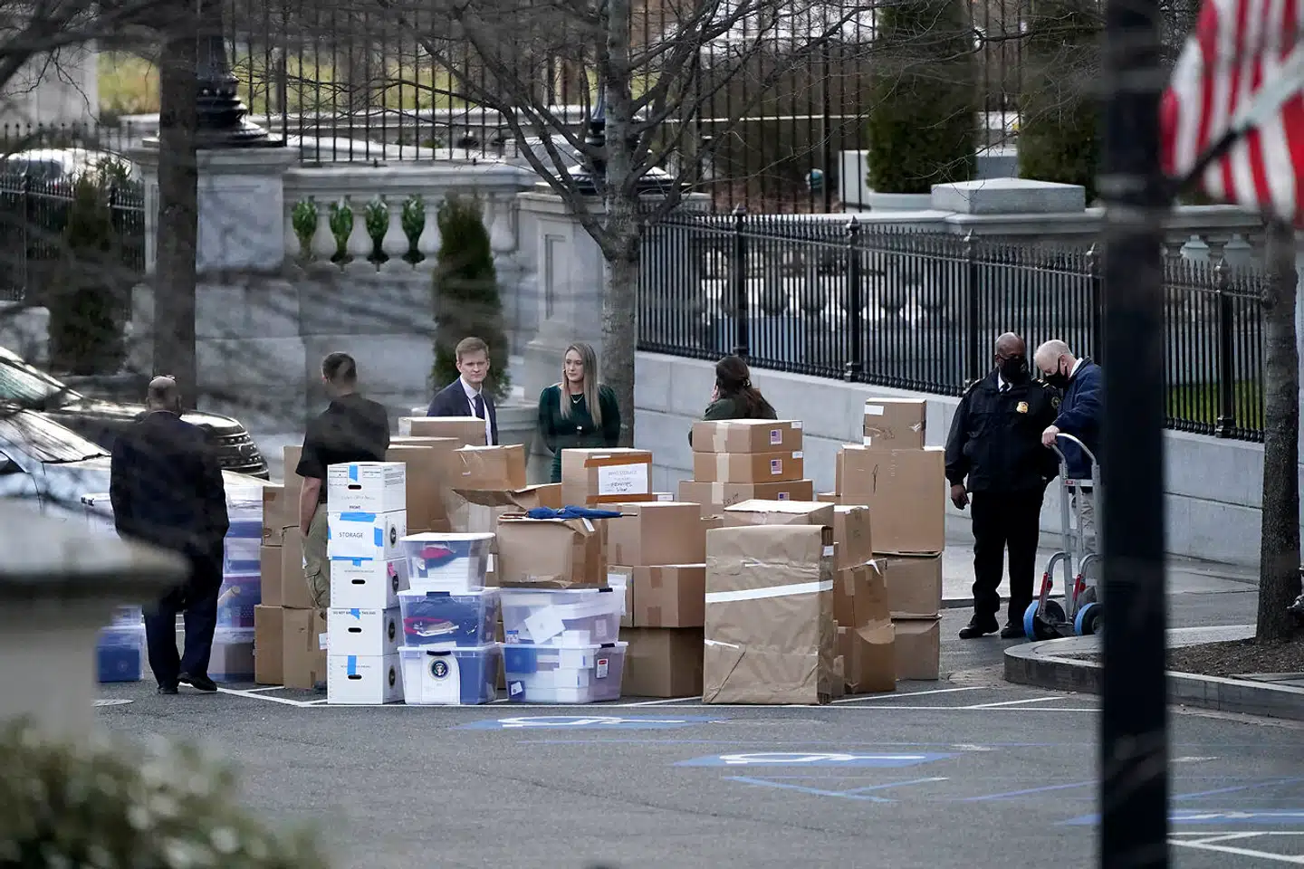 Billedet viser flere kasser fra Det Hvide Hus blive fragtet mod nationalarkiverne, få dage før Donald Trump forlod Det Hvide Hus – men ikke alle kasser blev fragtet hen, hvor de skulle.
