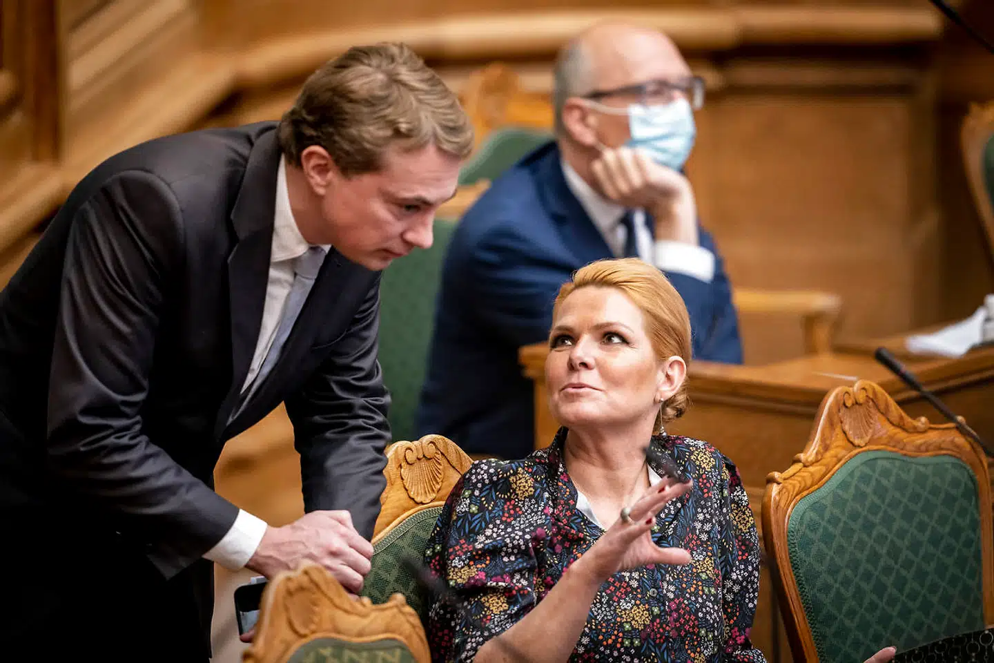 Arkivfoto. Inger Støjberg og Morten Messerschmidt (DF) talte sammen i Folketingssalen, da politikerne i december skulle tage stilling til, hvorvidt Støjberg var værdig til at sidde på tinge. Som bekendt mente et flertal, at hun, set i lyset af rigsretssagen, var uværdig. Dansk Folkeparti var dog ikke en del af flertallet, og siden har Støjberg smidt fodlænken og vil nu tilbage på Christiansborg.