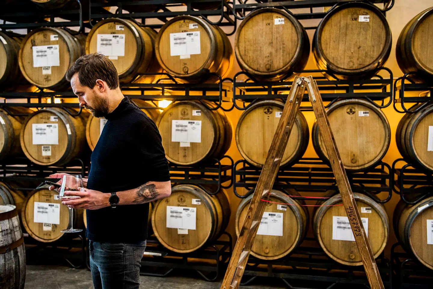 Her ses ikke den afgående topchef Kenneth Madsen, men Mikkel Bjergsø, der er stifter og kreativ direktør i Mikkeller.