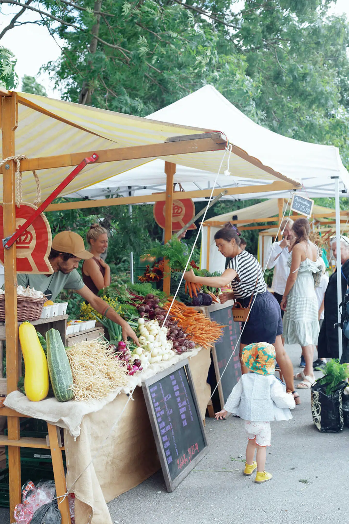 Grønt Marked er et såkaldt farmers' market, hvilket vil sige, at man handler direkte med producenten uden mellemled.