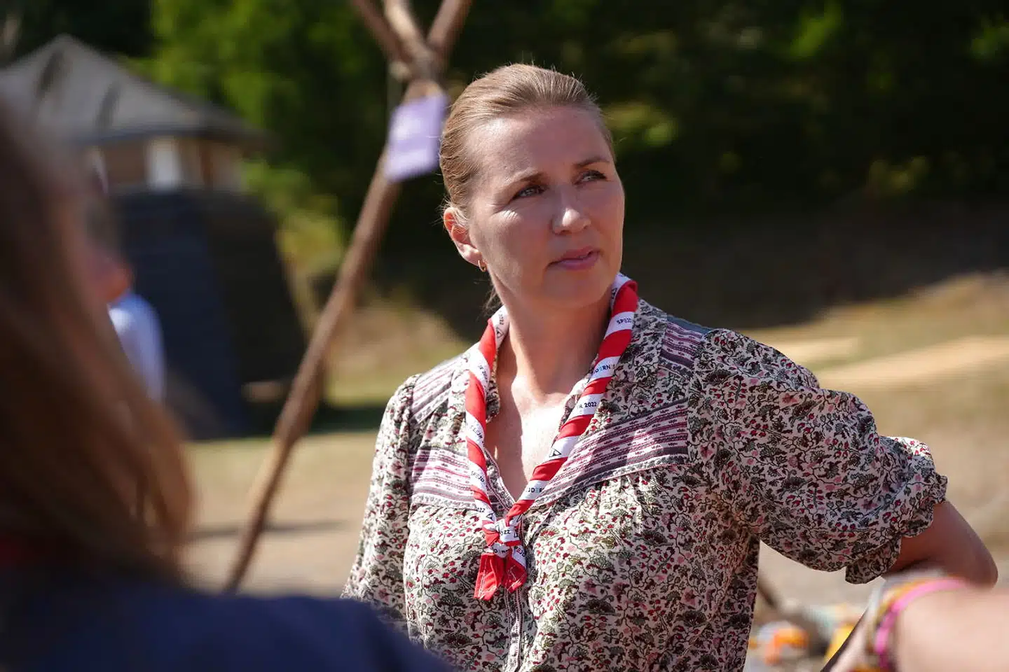 Statsminister Mette Frederiksen besøgte for nylig Spejderlejr 2022, hvor 40.000 børn og unge var på lejr i Hedeland Naturpark. Endnu har hun ikke meddelt sig offentligt om, hvordan hun vil tackle den radikale trussel om et mistillidsvotum.
