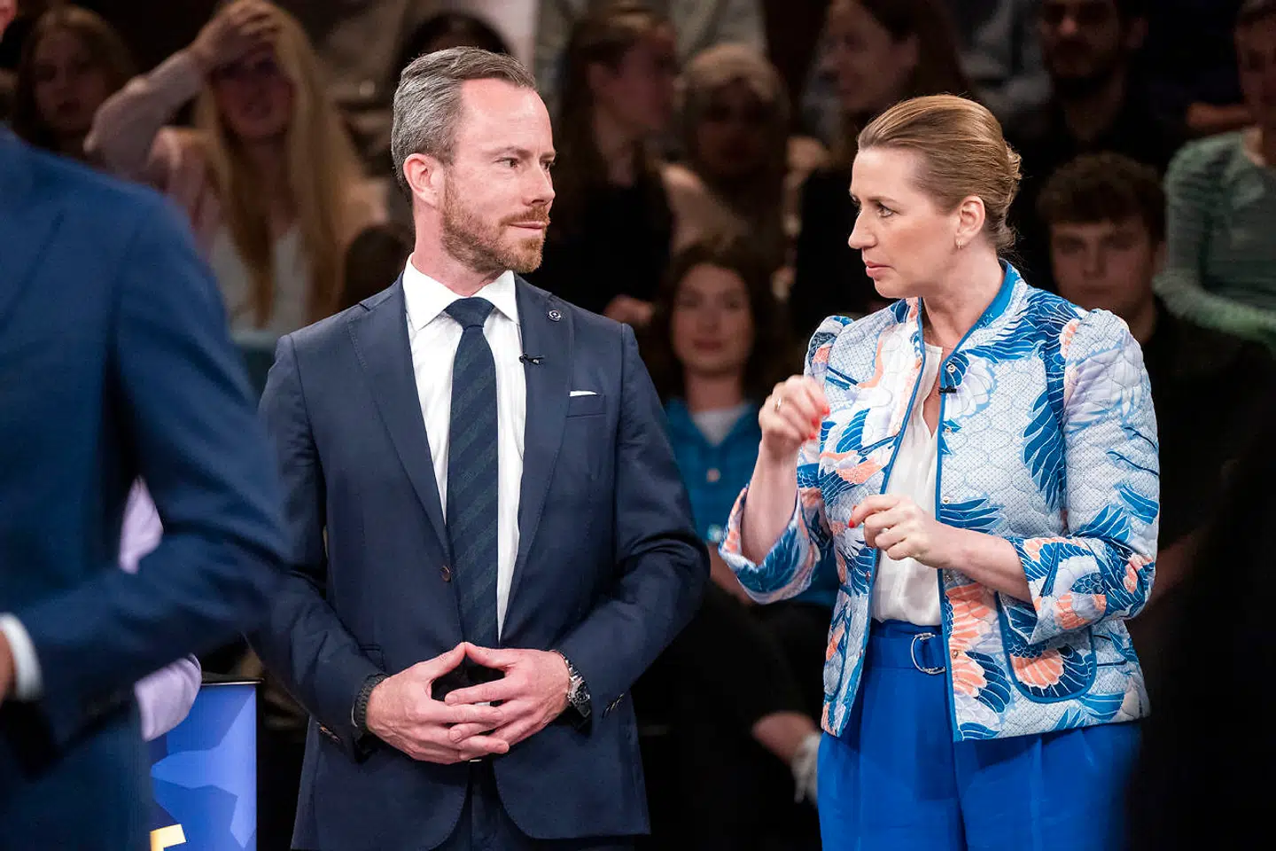 Snart kommer Mette Frederiksen (S) og Jakob Ellemann-Jensen (V) til at debattere med resten af partilederne igen. For ifølge valgforsker Kasper Møller Hansen venter folketingsvalget lige om hjørnet. Og han har to klare bud på, hvad debatterne i år kommer til at handle om.