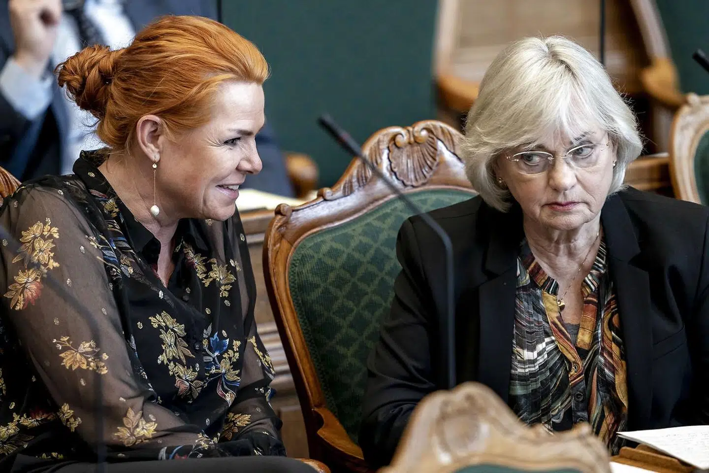 »Men populisme har kort holdbarhed. Og titlen som dronning af højrefløjen har man kun til låns. Bluffnummeret bliver afsløret. Og så vandrer plastikkronen videre til den næste,« skriver Zenia Stampe.