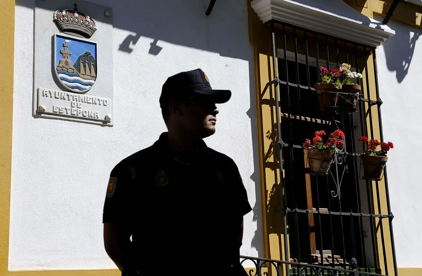 En betjent fra det kommunale politikorps står vagt uden for rådhuset i den sydspanske by Estepona.