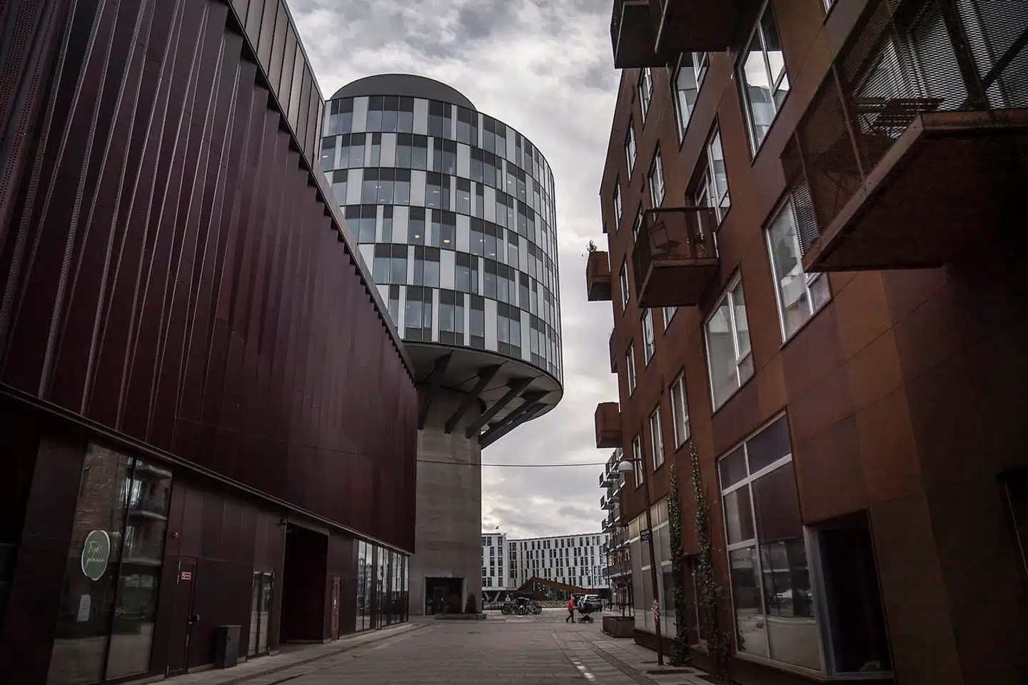 »I de her år er vores land under forandring. Gamle industrikvarterer, der før syntes uegnet til mennesker, viser sig at være det helt rigtige sted, hvis man er hip og smart eller har en virksomhed, der gerne skulle være det.«