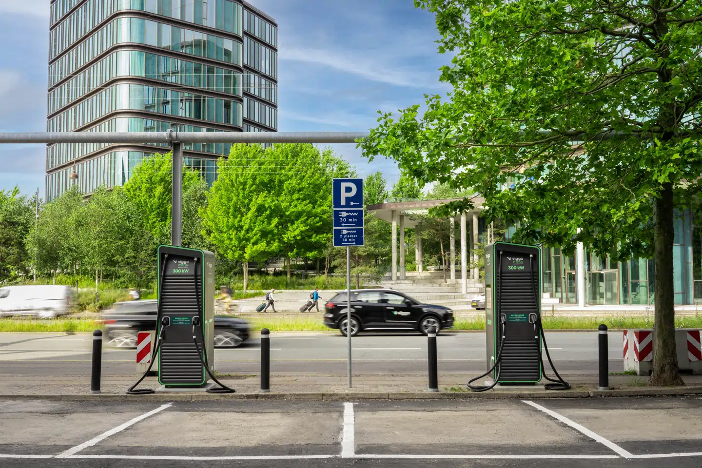 Snart åbner den første lynladestation i København, hvor der kommer til at være plads til 14 el- og hybridbiler.