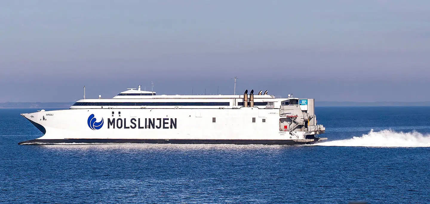 Passagererne ombord på Molslinjen Express 2 lørdag aften kl. 21.40 må have fået lidt af et chok, da kaptajnen først efterspurgte hjælp over højttaleranlægget og kort efter kunne fortælle, at en lille dreng var kommer til verden.