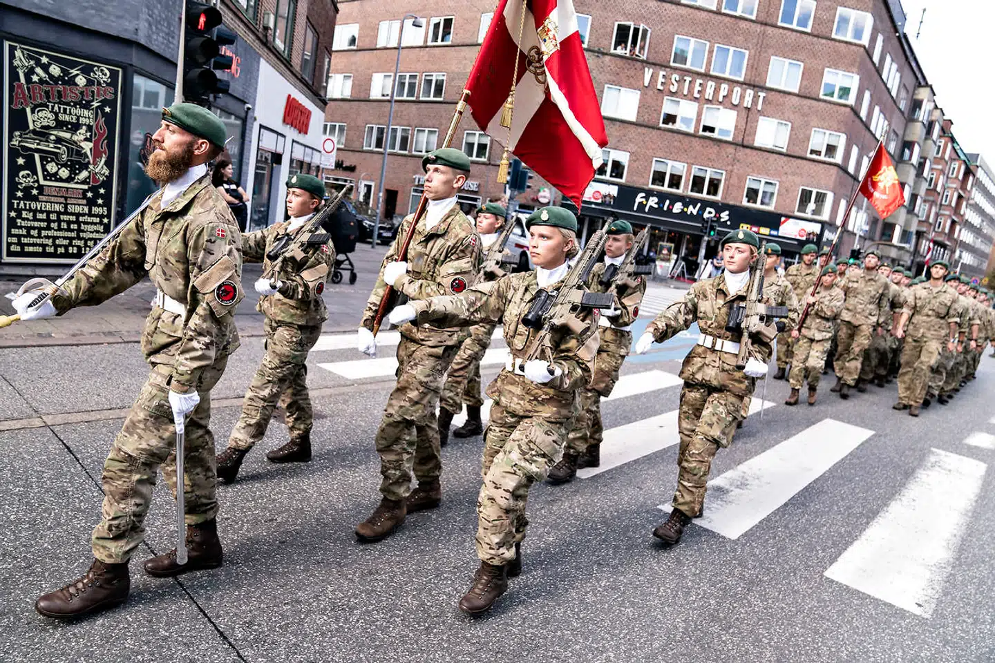 Der har tidligere været udfordringer med at få støvler i tilstrækkeligt små størrelser til kvinder, hvilket ifølge kilder har medført knæskader og vabler hos de kvindelige soldater. I øjeblikket er fokus især på at skaffe ballistiske veste, undertøj, der ikke gnaver, og rygsække, som passer på en kort krop.