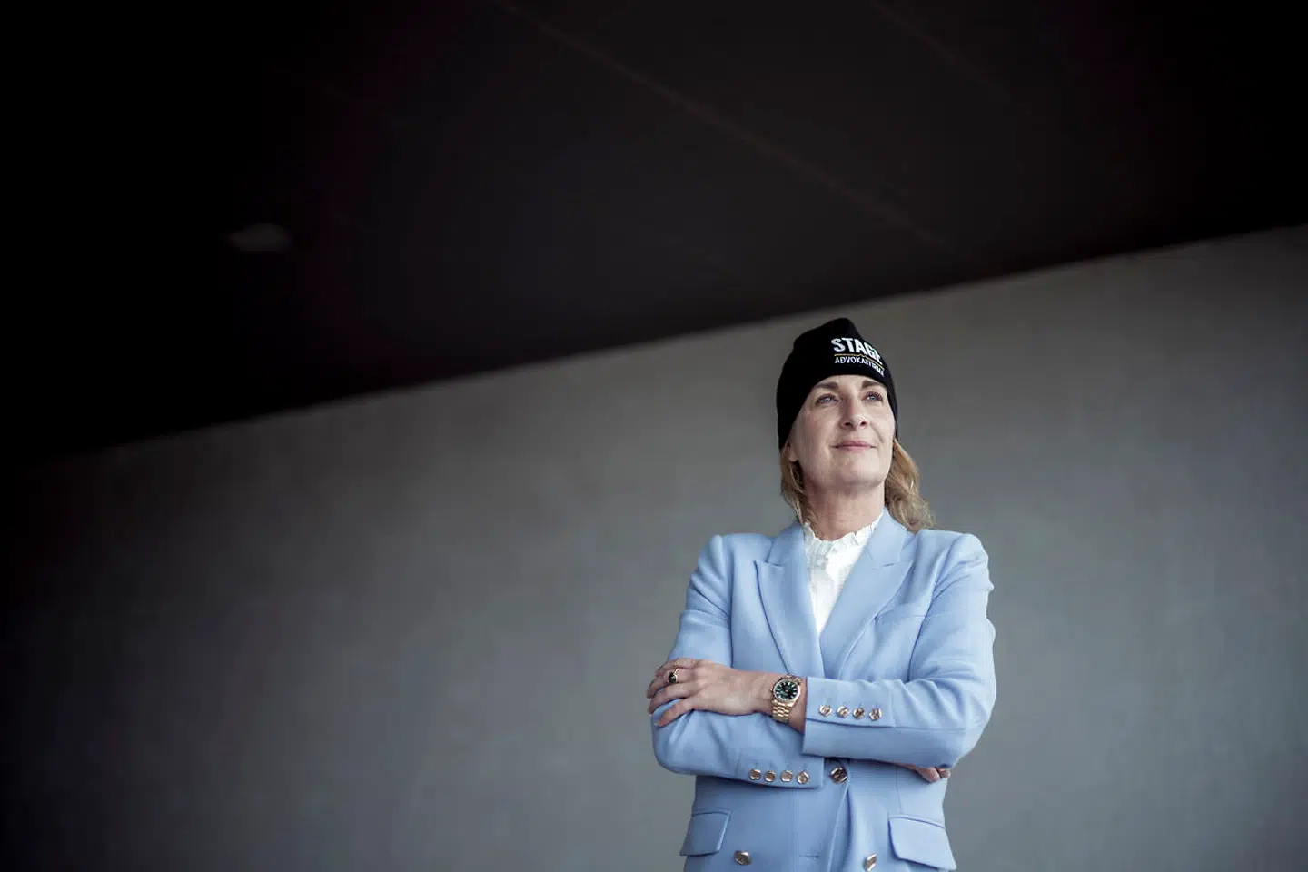 Mette Grith Stage iført en af de huer, der førte til hendes værste dag i karrieren. Nu – fem år efter – ser hun tilbage på en vældig shitstorm, på at forsvare sig selv, på at frygte for sit gode navn og virksomhed og i sidste ende lære at sine fejl.