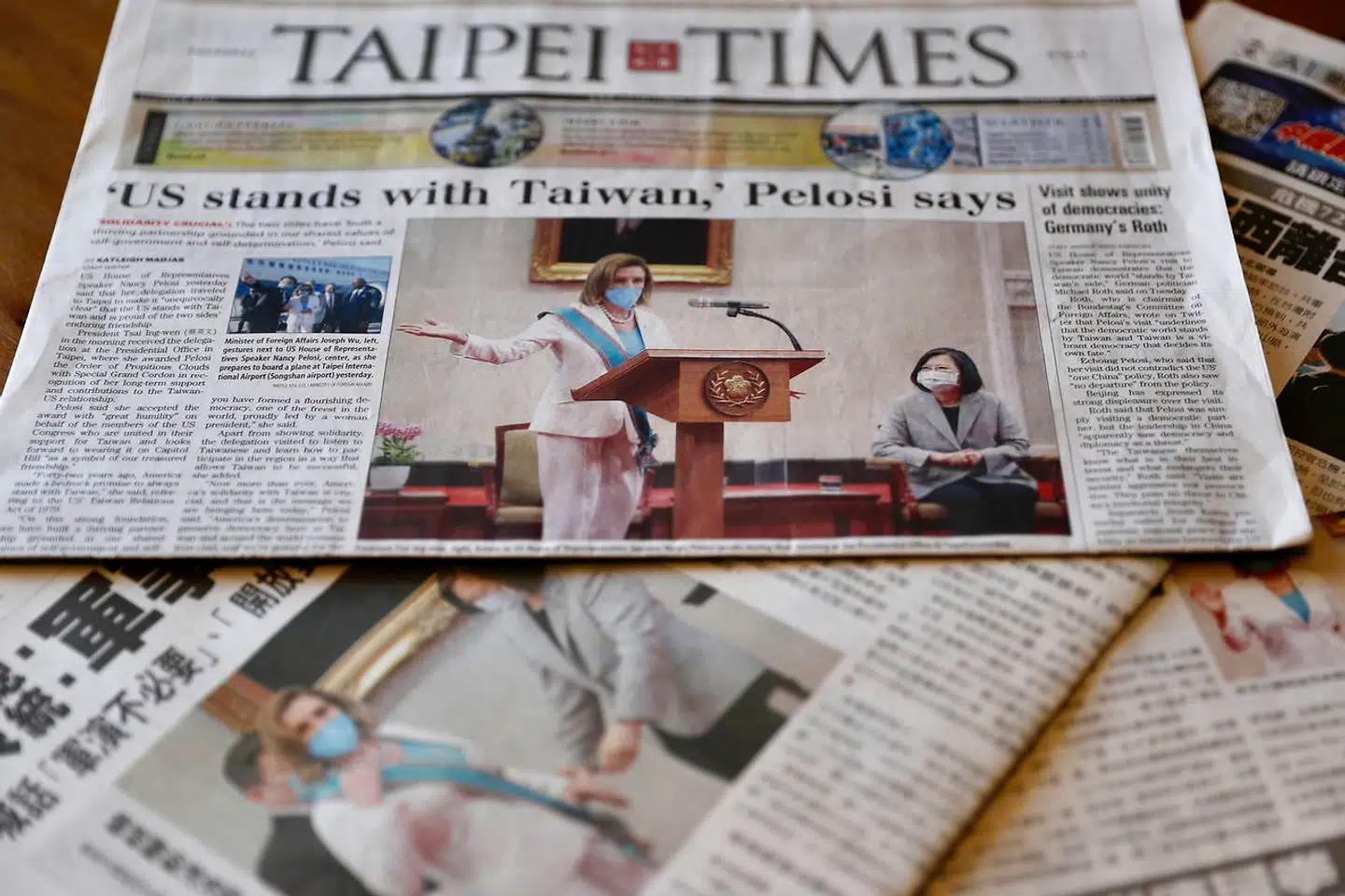 Forsiden af avisen Taipai Times 4. august, hvor der står, at USA ifølge Nancy Pelosi støtter Taiwan. På billedet ses Nancy Pelosi sammen med Taiwans president Tsai Ing-wen.