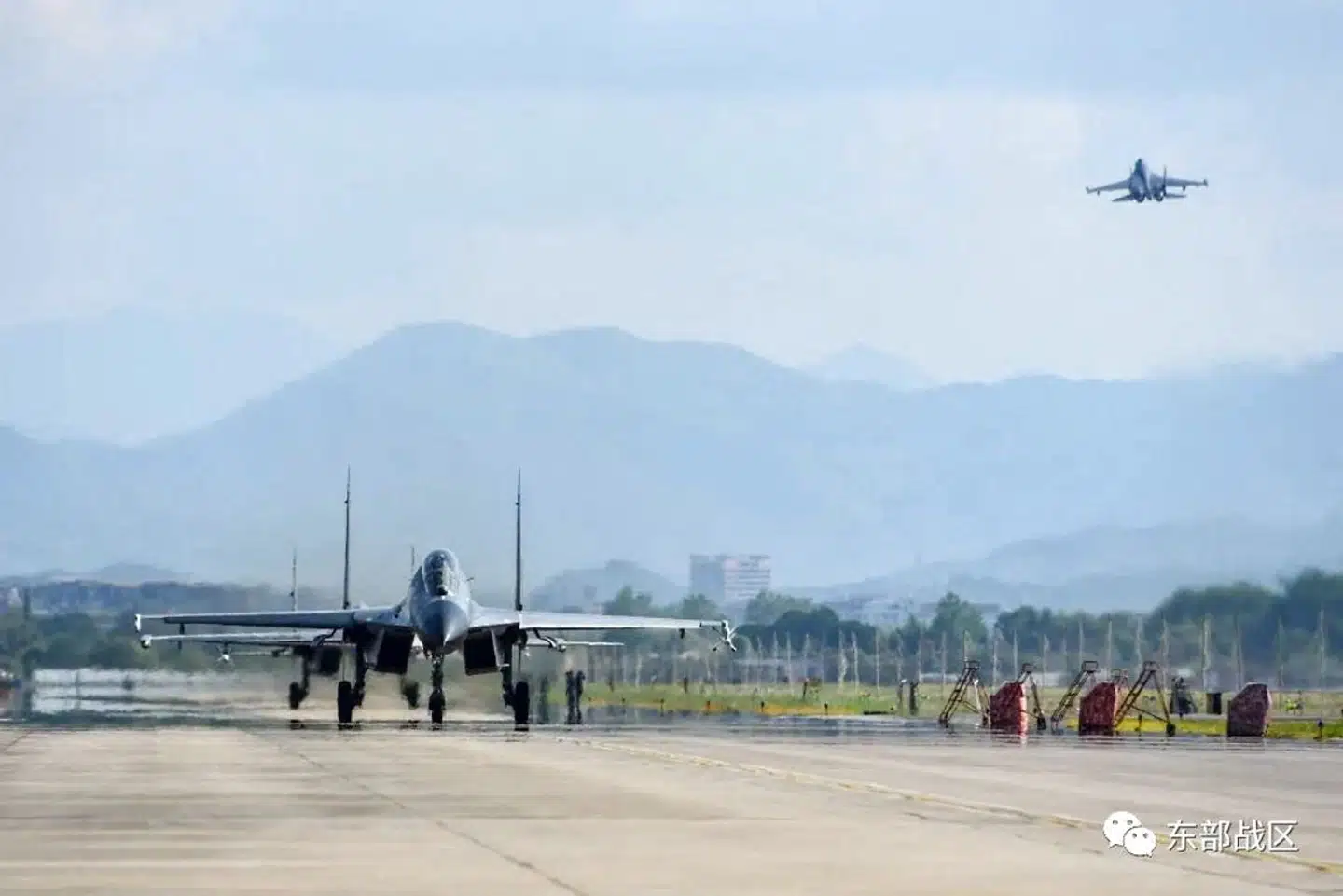 Propagandafoto af et kinesisk kampfly, der letter. Billedet er offentliggjort af det kinesiske militær 5. august og taget under en øvelse tæt på Taiwan 4. august. Foto: Folkets Befrielseshær, Kinas østlige militærkommando