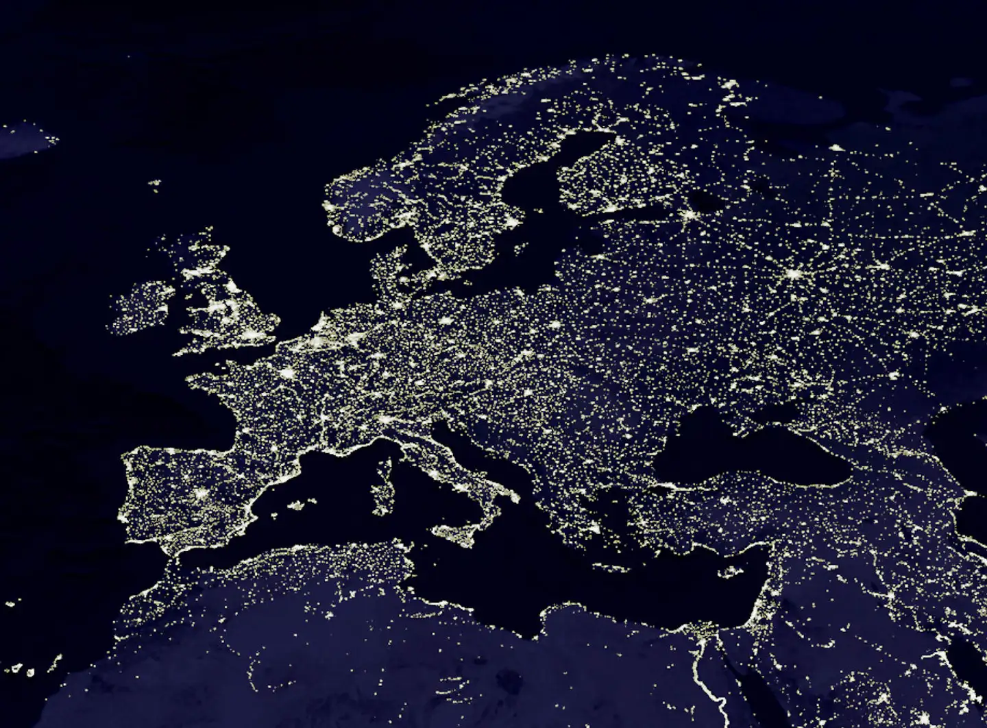 Europæerne frygter blackout på grund af manglende gas fra Rusland. Der har tidligere været blackouts i Europa. i 2006 brugte Tyskland pludselig så store mængder af energi på grund af frostvejr, at store dele af Europa blev mørklagt, fordi energieksporterende lande som Frankrig pludselig stod med netværk, der var overbelastede. Billedet her er fra NASA.