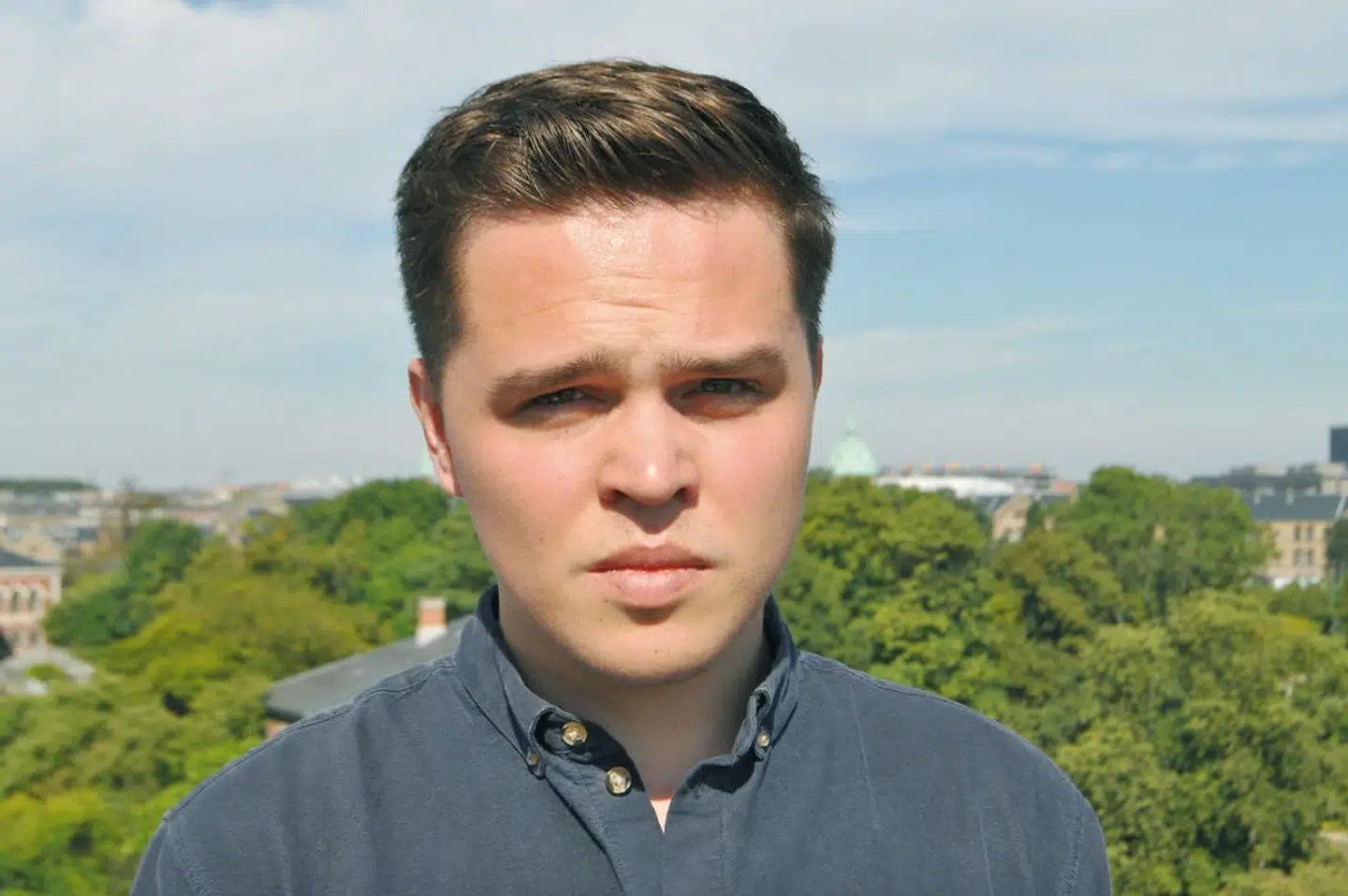 Den radikale Emil Sloth Andersen har nu inviteret Nye Borgerliges Niels Peder Ravn på en kop kaffe i håbet om at kunne opbløde en verbal konflikt.