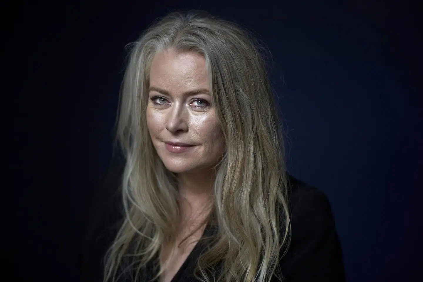 »Jeg har indtil videre pure afvist at kalde mig ciskønnet. Mit indre følelsesliv er et privat anliggende, og ingen skal antage noget om det følelsesliv eller afkræve, at jeg identificerer mig med henvisning til mine kønsdele. Jeg foretrækker det langt mere inkluderende ord ’kvinde’, der som bekendt er til rådighed for enhver, der kan overskue det,« skriver Anne Sofie Allarp.