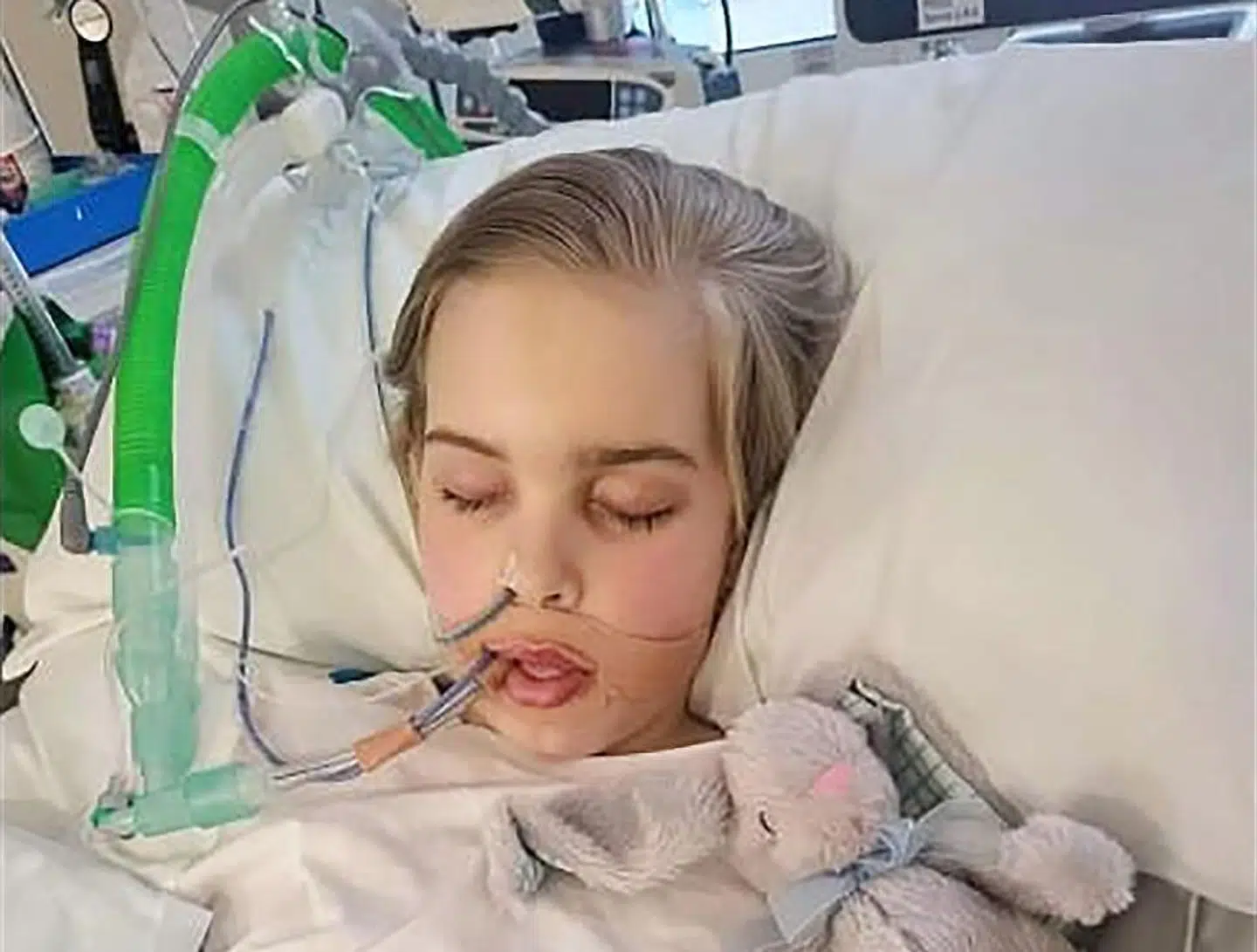 Archie Battersbees barske skæbne har sat gang i en ophedet debat. For hvem har retten til at beslutte, hvornår hans liv er forbi? Billedet i hospitalsengen er taget og delt af Hollie Dance, der er mor til Archie Battersbee.