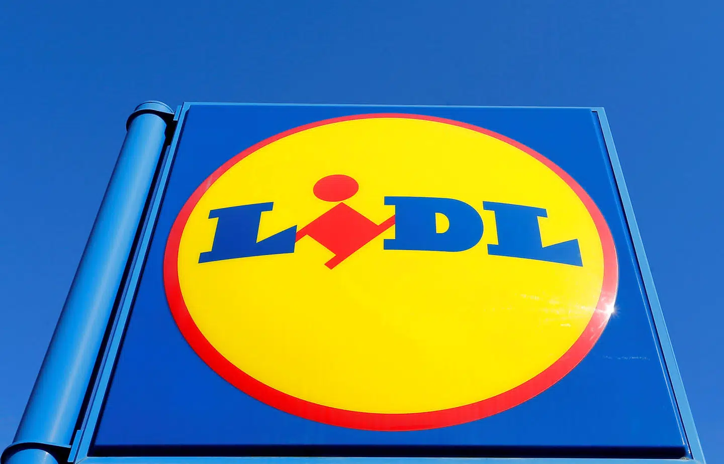 Lidl har over 100 butikker i Danmark. Der er dog ikke udsigt til, at de vil tilbyde biler i de danske butikker.