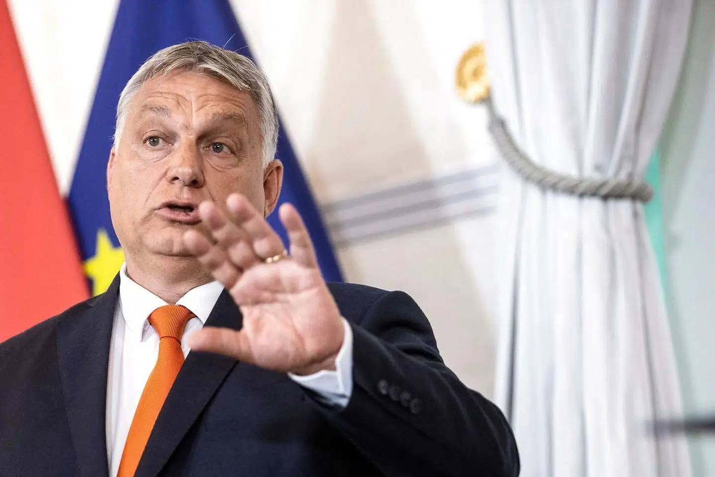 »Ungarns autokrat bombarderer ganske vist ikke byer og landområder, til gengæld affyrer han retoriske missiler, der peger tilbage mod en mørk fortid,« skriver Adam Holm.