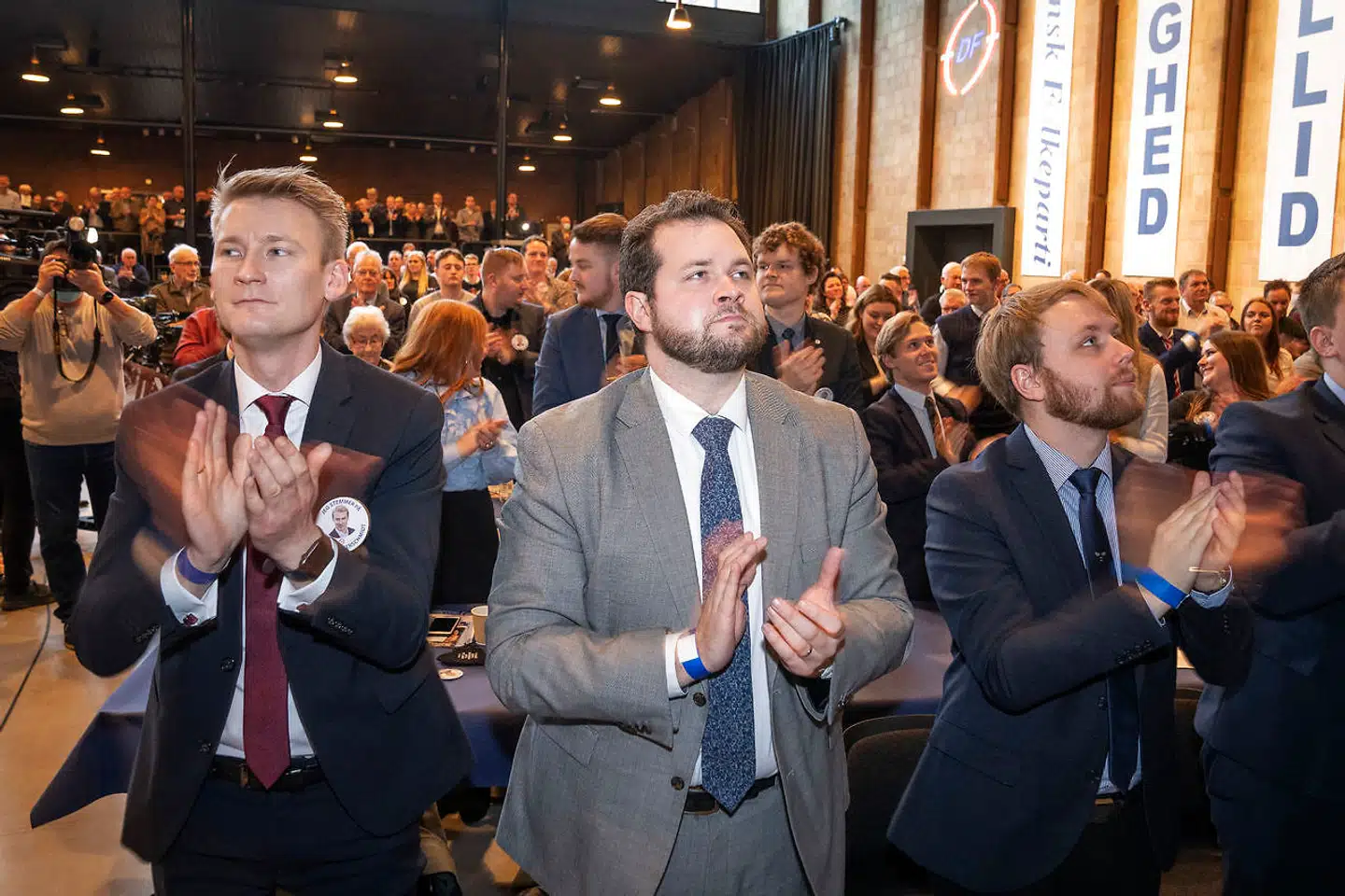 »Det er tudetosset, at man ikke bare får det formaliseret og siger, at vi som på de fleste arbejdspladser har tre ugers sommerferie,« siger folketingskandidat Anders Vistisen fra Dansk Folkeparti, der her ses sammen med partiets europaparlamentariker og udenrigsordfører, Peter Kofod (tv.).