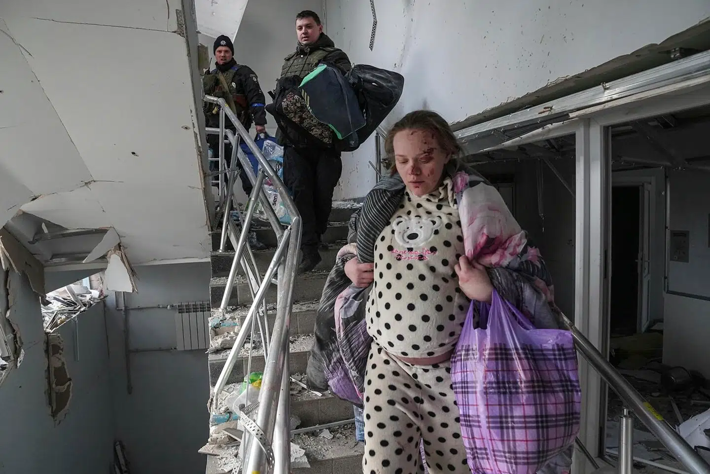 Ukraines militære taktik og brug af blandt andet skoler og hospitaler møder kritik fra Amnesty International i ny undersøgelse. På billedet ses Mariana Vishegirskaya, der blev fotograferet, mens hun flygtede fra et hospital i Mariupol efter et russisk angreb.