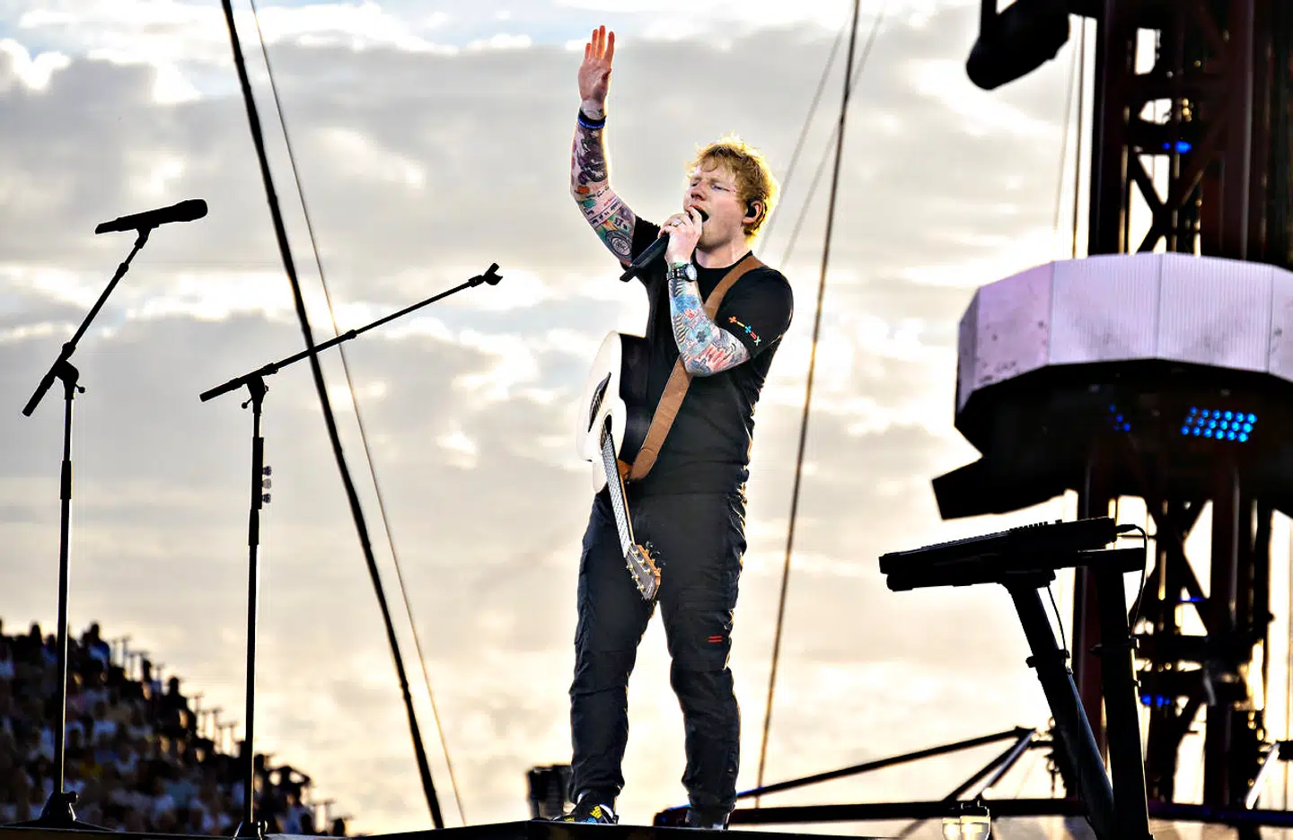 Da Ed Sheeran blev opmærksom på, at en gruppe fans fra en lille bakketop uden for koncertområdet lyttede med på hans koncert onsdag aften, sendte han dem en hilsen: »Hey you on the Hill, thanks for watching« (Hej til jer oppe på bakken, tak for at I lytter med).