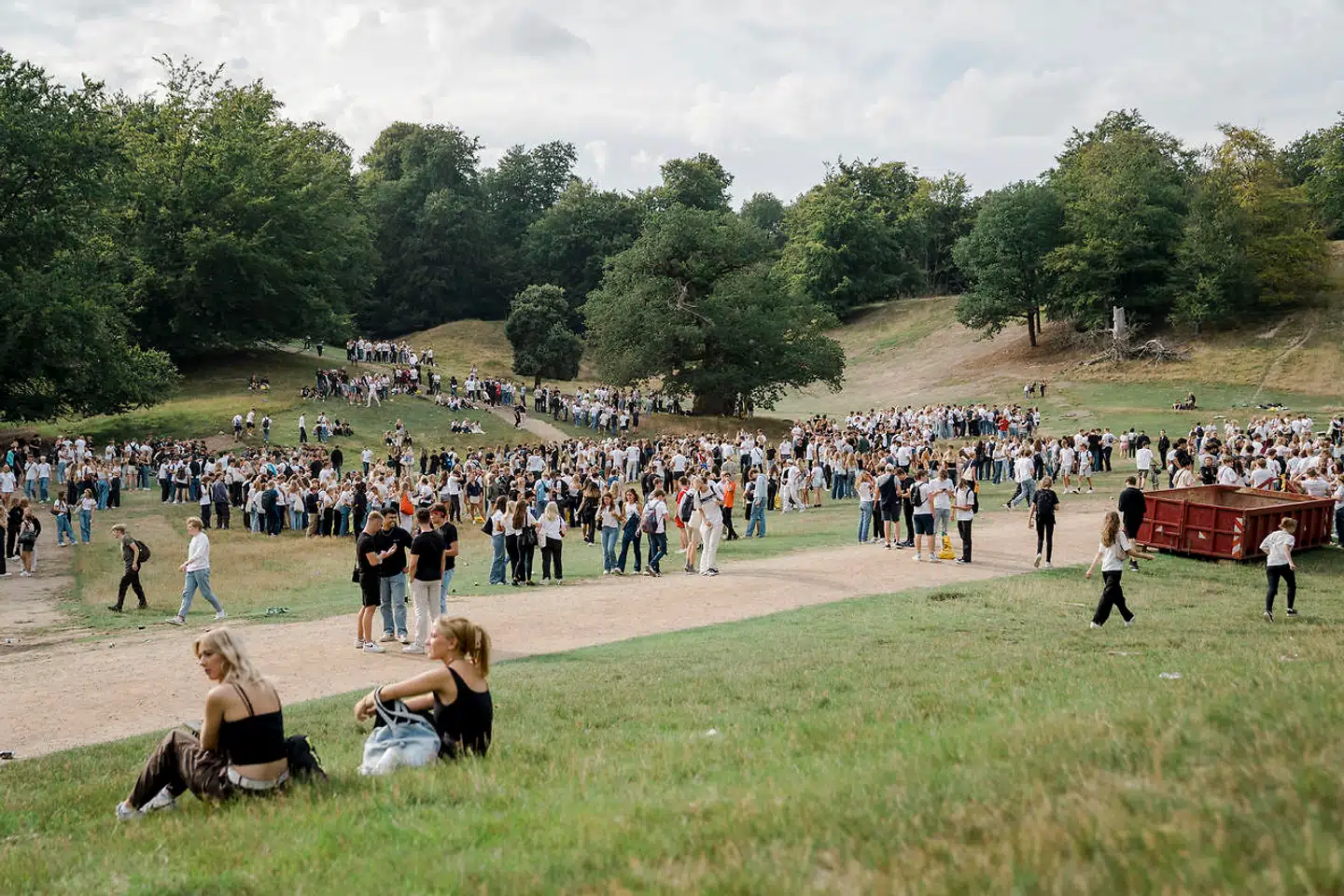 Den største seværdighed i Dyrehaven er de 2.000 stykker hjortevildt, men til årets puttefest er det nu mere de unge gymnasieelever, der vækker opsigt.