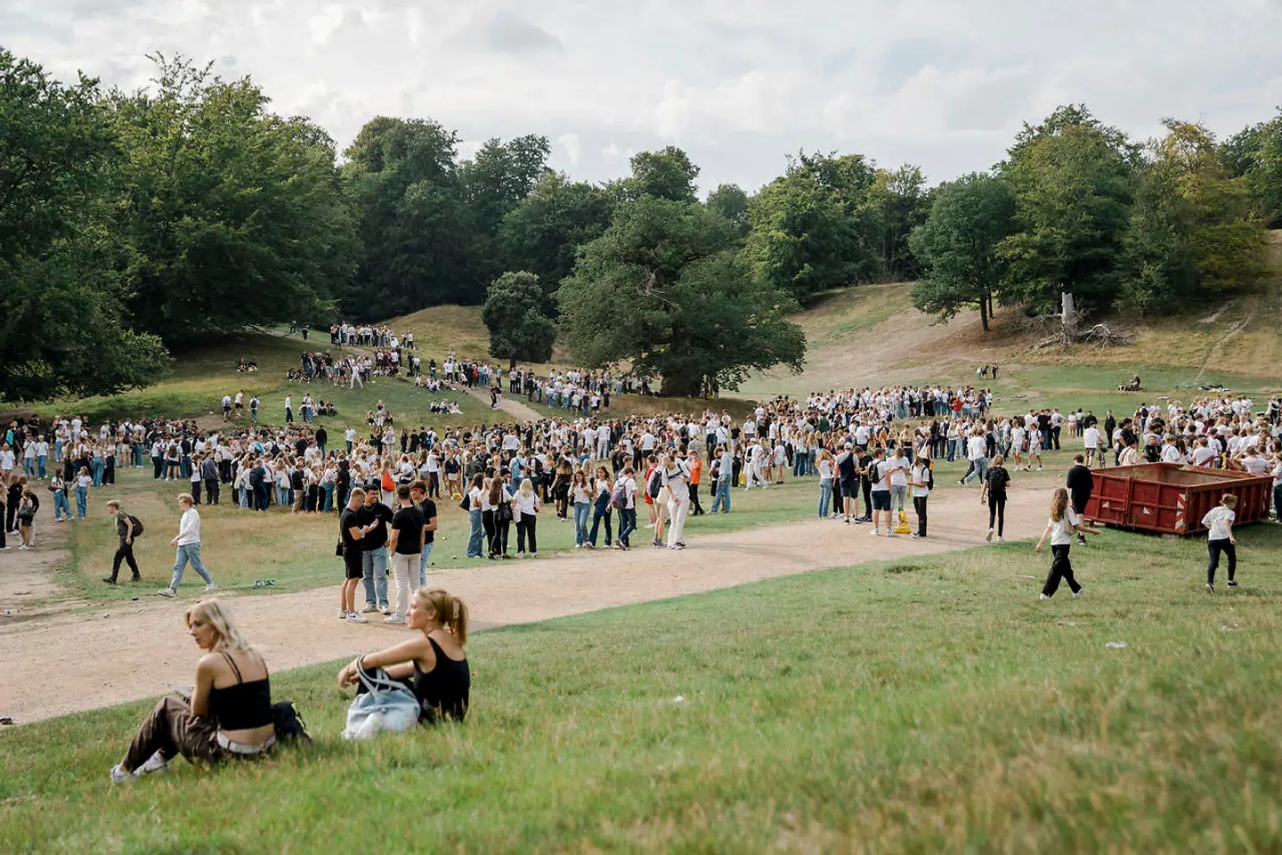 Den største seværdighed i Dyrehaven er de 2.000 stykker hjortevildt, men til årets puttefest er det nu mere de unge gymnasieelever, der vækker opsigt.