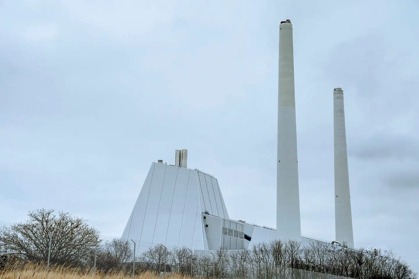 Finans skriver, at Ørsted har skruet op for udledningen af CO₂ i både 2020 og 2021, selvom Ørsted har et mål om at reducere udledningerne med 98 procent i 2025.