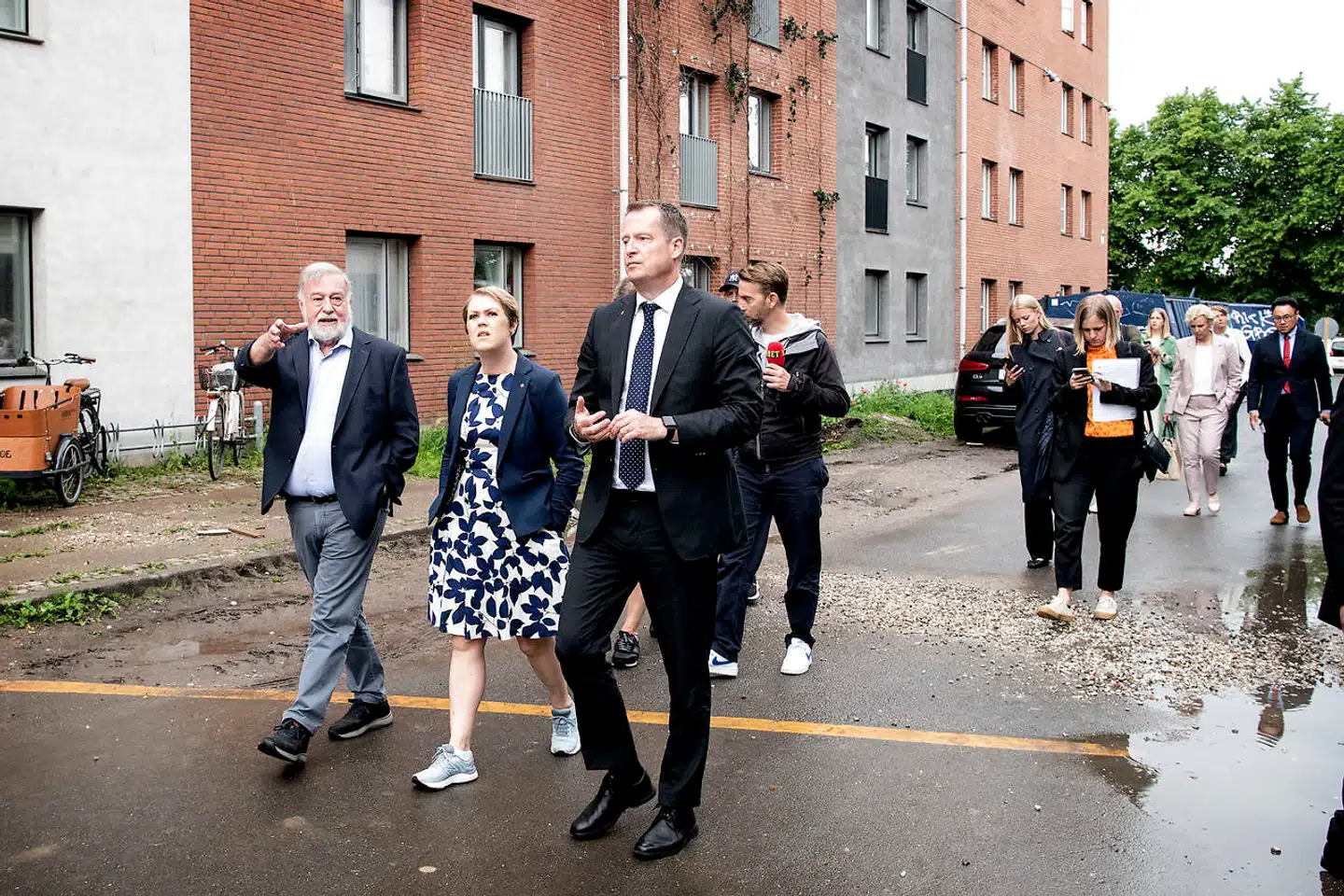 Sveriges socialminister Lena Hallengren og integrations- og migrationsminister Anders Ygeman besøgte i juni 2022 Mjølnerparken for at høre om arbejdet på at ændre beboersammensætningen i området. Den danske fremgangsmåde kan synes hård, set med svenske briller. For eksempel er det uhørt at tvinge beboere i socialt udsatte områder ud af deres lejligheder i forsøget på at ændre den etniske- og sociale sammensætning i boligområder, fortalte de to ministre.