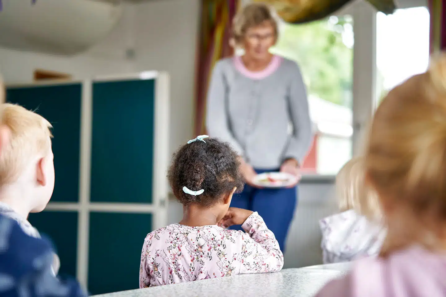 Der er formentlig ikke sukkerholdige produkter på pædagogens tallerken. Billedet er fra en børnehave i Kalundborg, sommeren 2021.