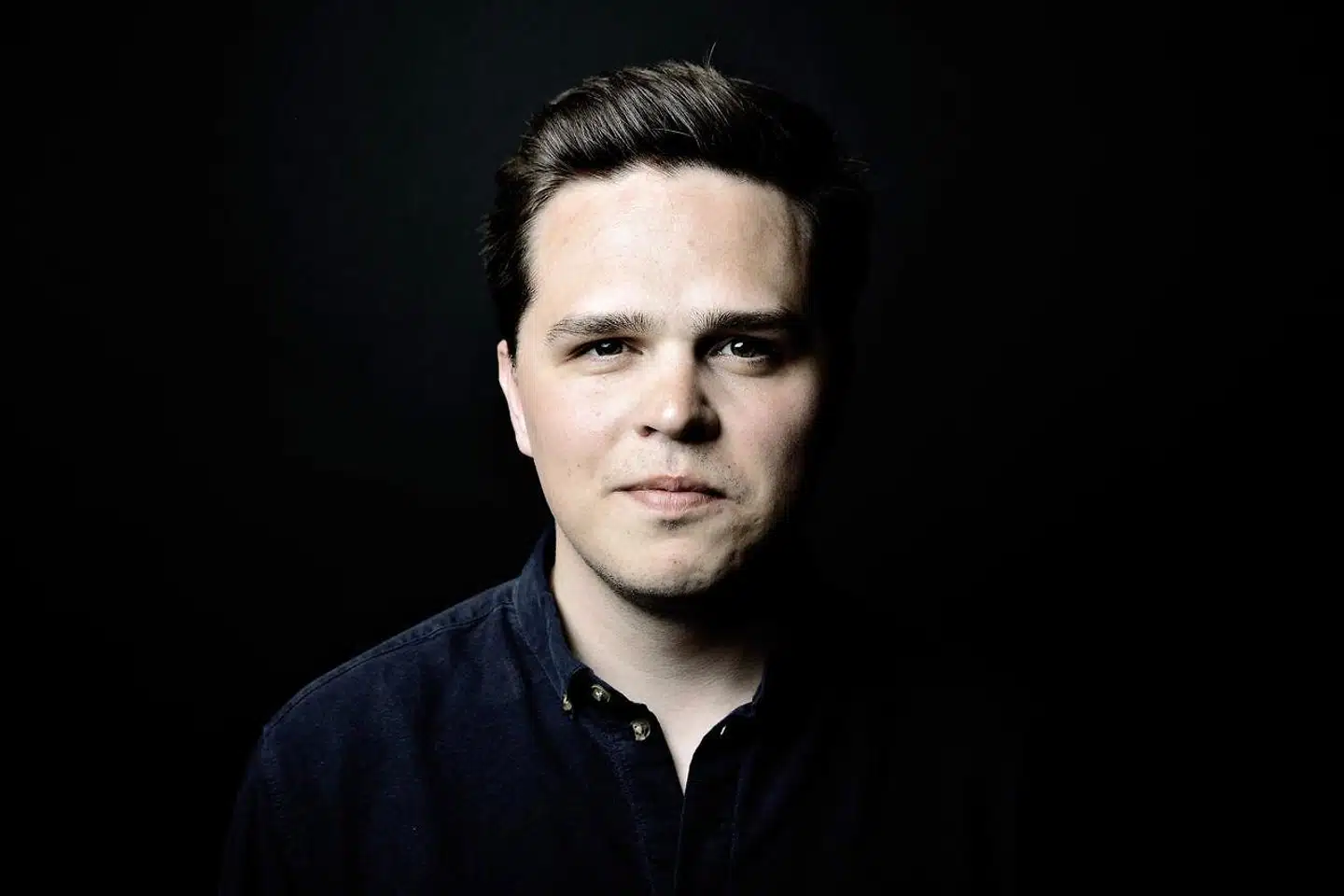 »Kommer man i øvrigt ud af stormen med sine Mads Skjern-inspirerede kønsværdier i behold, så har man for alvor blot selv tilvalgt dem, som Søren Kirkegaard ville have sagt,« skriver Emil Sloth Andersen.