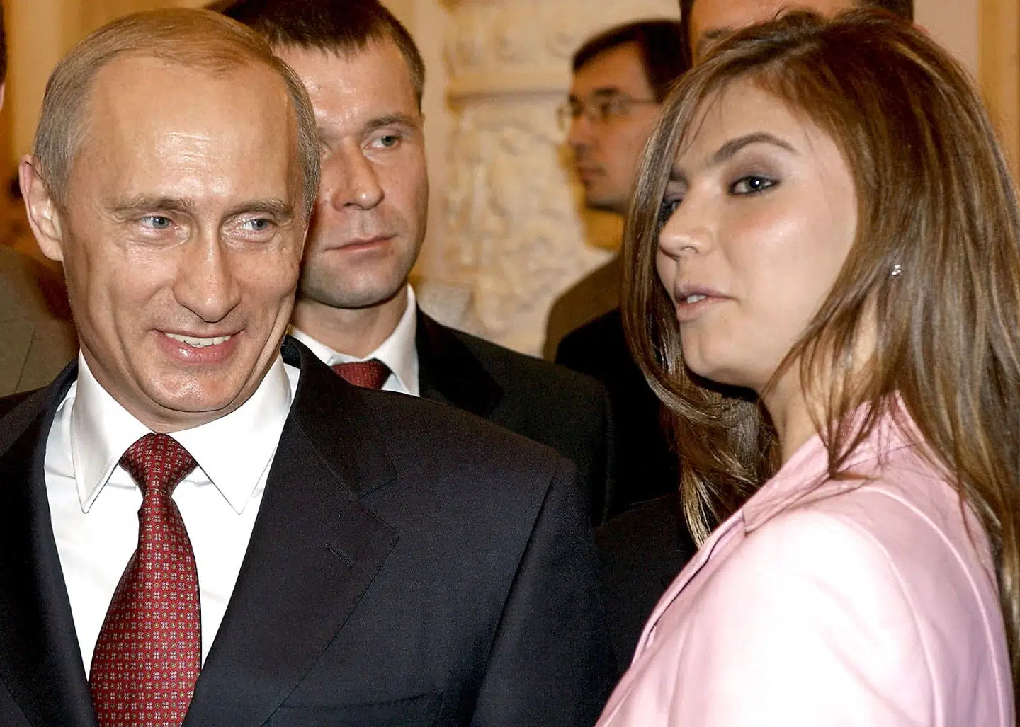 Da Vladimir Putin beværtede vinter-OL i 2014, var det Alina Kabejeva, der var fanebærer for det russiske hold. Siden gjorde hun kometkarriere i Vladimir Putins magtapparat. Foto: Reuters/Ritzau Scanpix