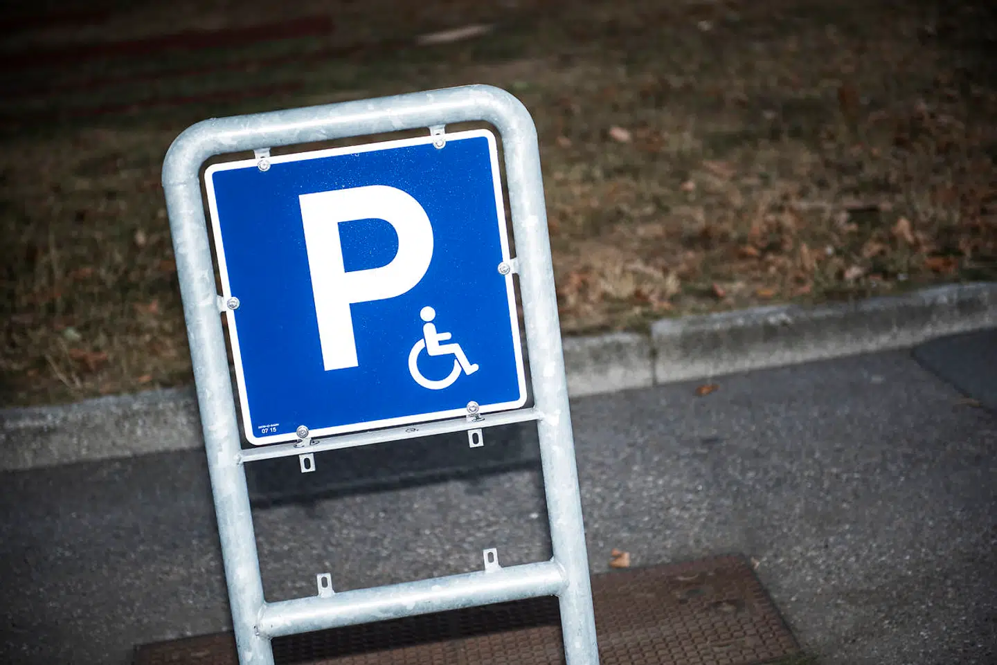 Et handicapskilt betyder, at kun bilister med tilladelse må parkere på pladsen. Det kræver en lægeerklæring at få en tilladelse. Men beboere rundt omkring i København mistænker, at der snydes med handicapskiltene, skriver TV 2 Lorry.
