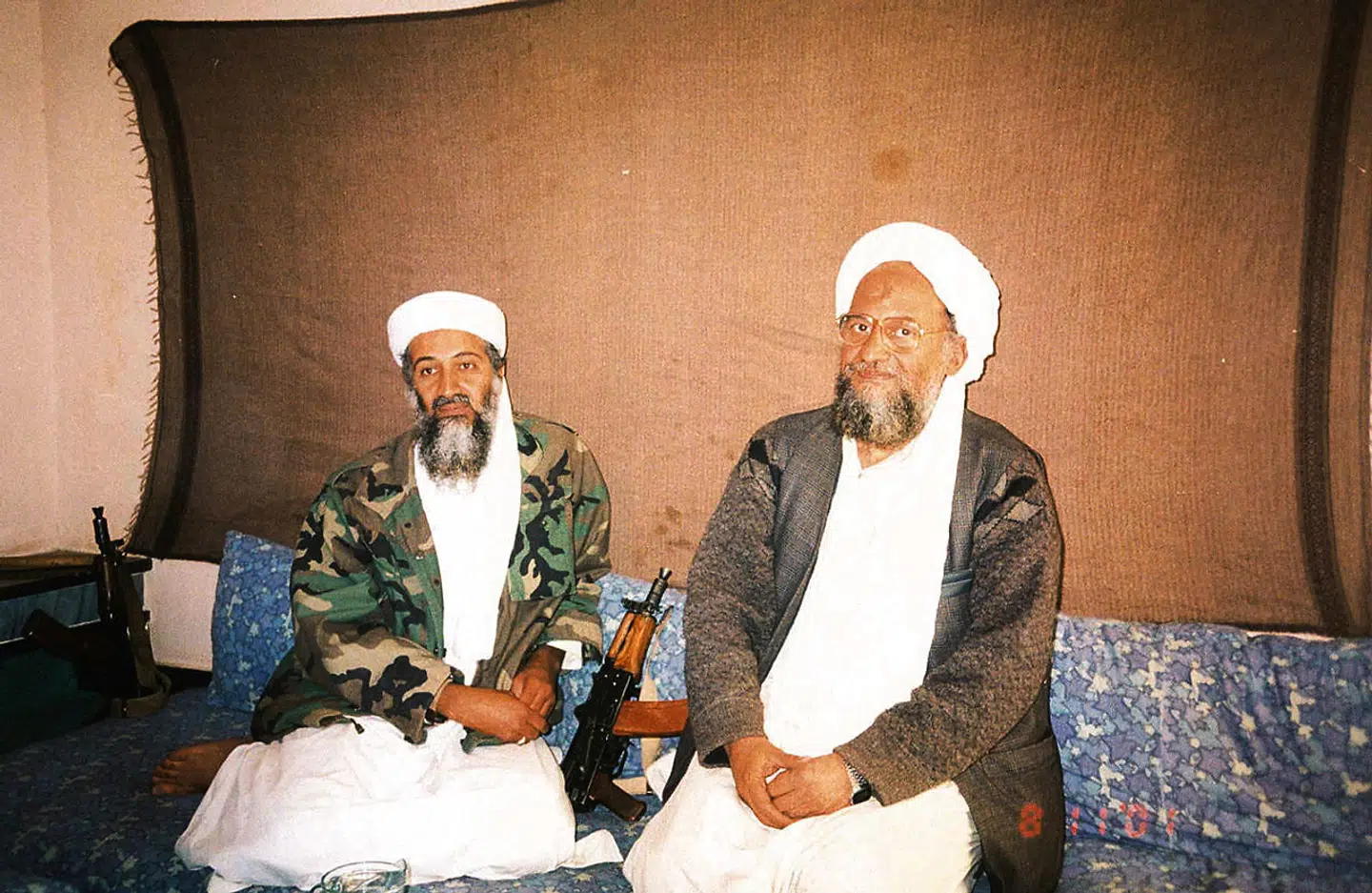 Osama bin Laden (tv.) og Ayman al-Zawahiri i 2001, da de var nummer et og to i al-Qeada. Nu er de begge døde, og en ny afløser skal findes.