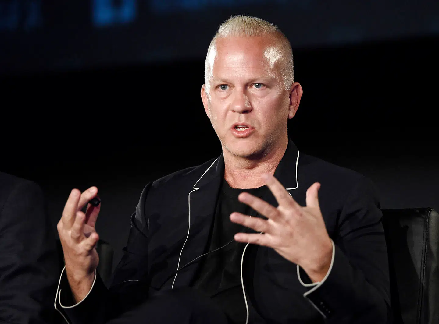 Ryan Murphy, der er manden bag tv-serier som »Glee«, »American Horror Story« og »The Assassination of Gianni Versace: American Crime Story«, er også blandt underskriverne.