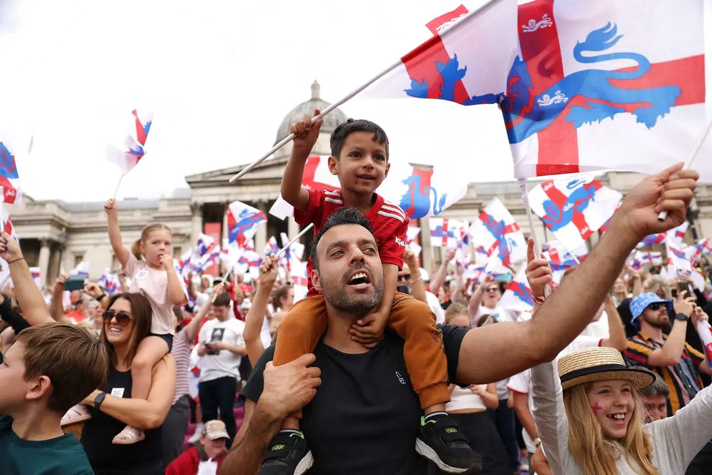 Trafalgar Square var mandag fyldt med fejrende fans, efter England søndag vandt EM.