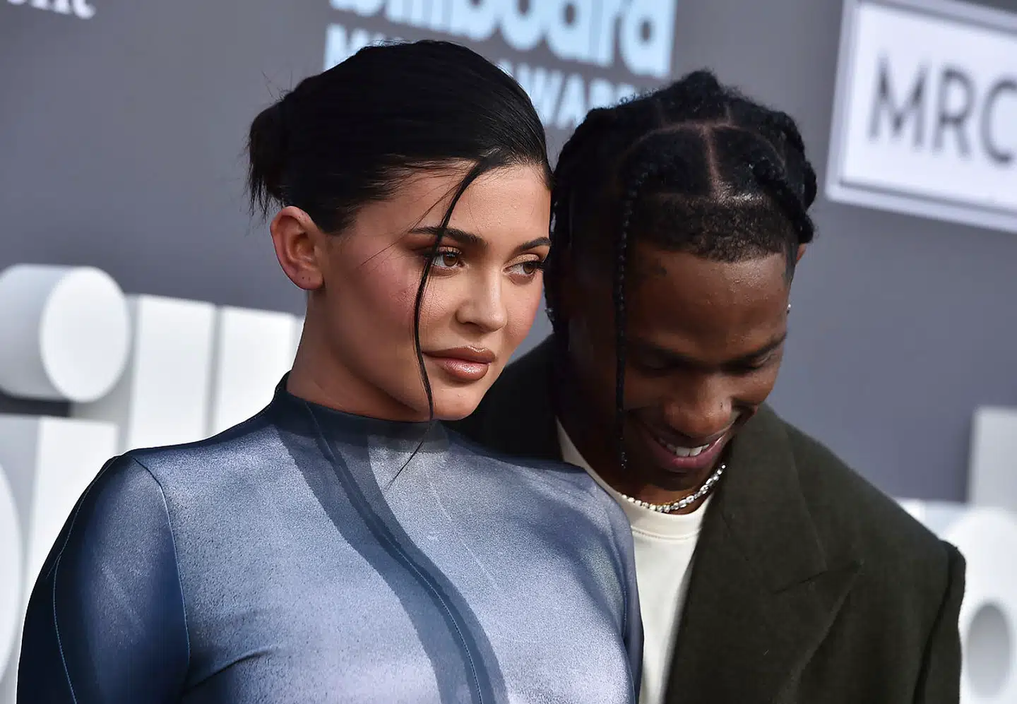 Kylie Jenner og kæresten Travis Scott er blandt de berømtheder, der kritiseres på sociale medier for deres brug af privatfly.