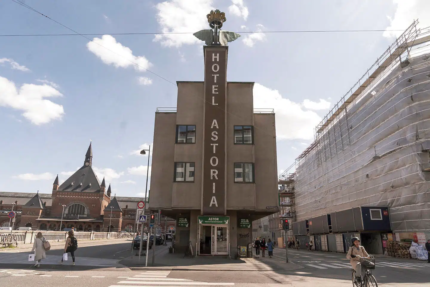 Skøn som et nattog eller en luksusliner. Hotel Astoria var hvinende moderne, da det stod færdigt i 1935.